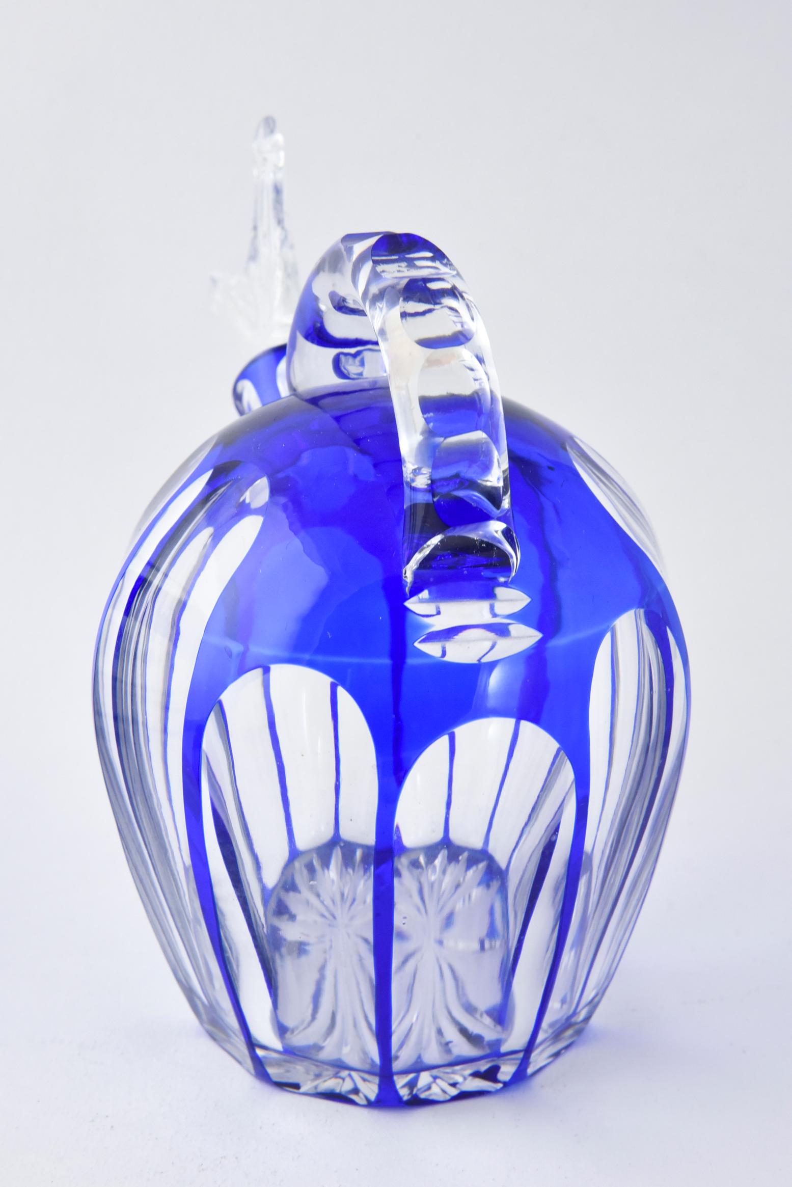 Blaue geschliffene Kunstglaskaraffe, Set mit 2 Karaffen und 6 Gläsern (Tschechisch) im Angebot
