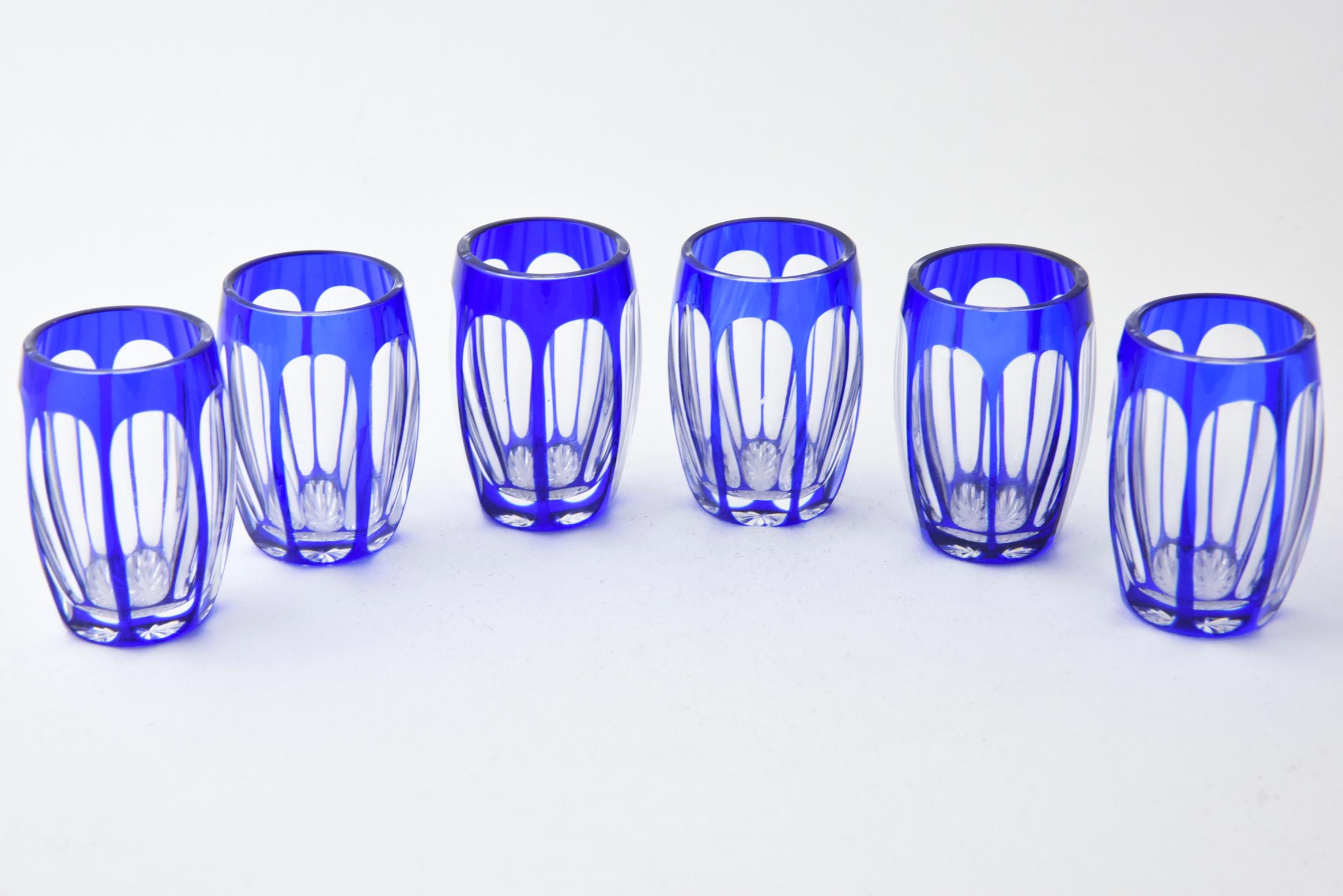 Blaue geschliffene Kunstglaskaraffe, Set mit 2 Karaffen und 6 Gläsern im Zustand „Relativ gut“ im Angebot in Miami Beach, FL