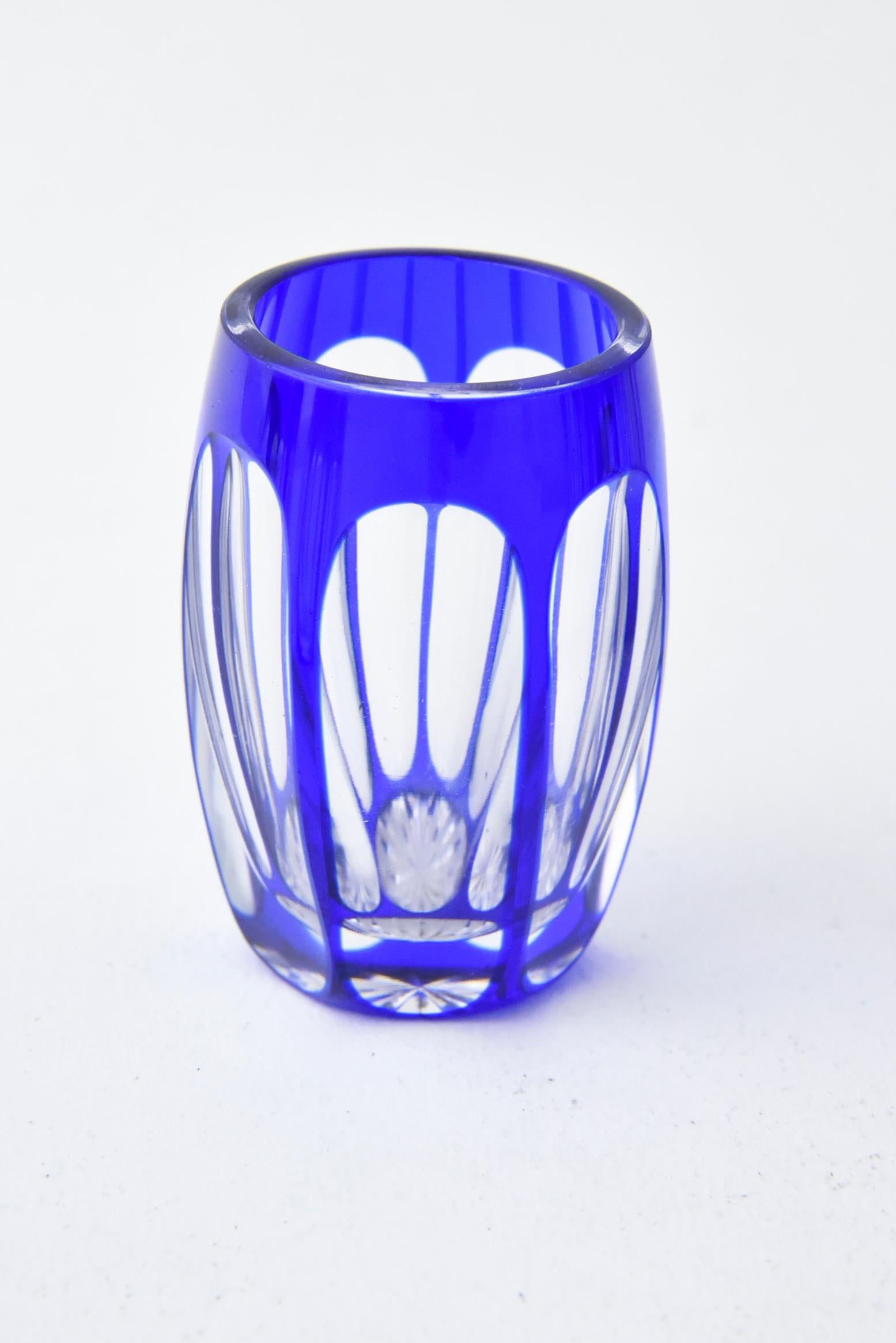 Blaue geschliffene Kunstglaskaraffe, Set mit 2 Karaffen und 6 Gläsern (20. Jahrhundert) im Angebot