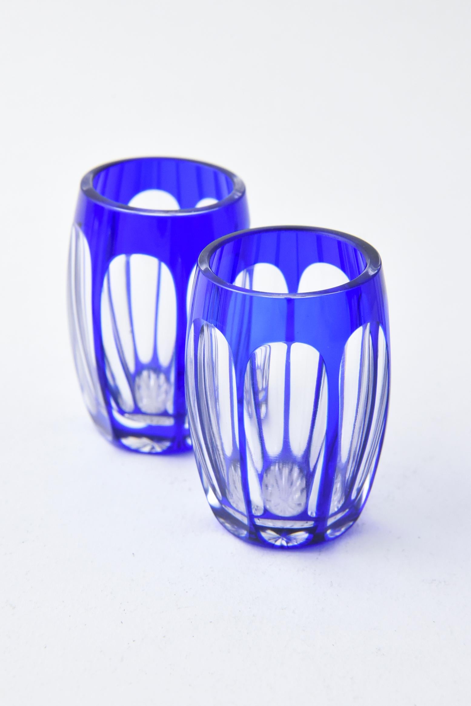 Blaue geschliffene Kunstglaskaraffe, Set mit 2 Karaffen und 6 Gläsern (Glaskunst) im Angebot