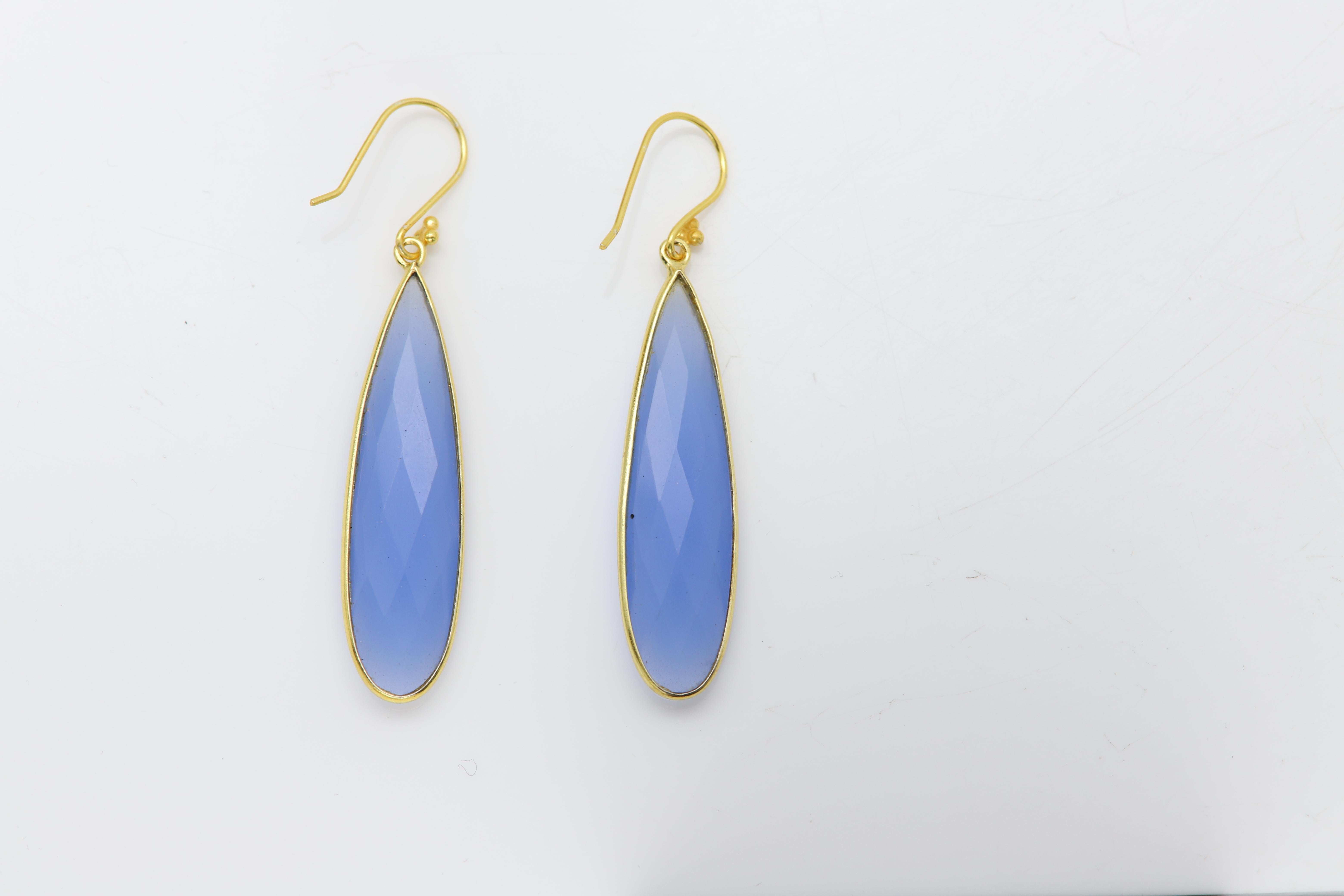 New Blue Dangle Earrings
Brilliant natural Blue chalcedony stones
Elegant !
Sterling Silver 925 and plated with yellow Gold
Length: approx 2' inch
Weight: approx 7.5 grams
Hook Type
+Gift box