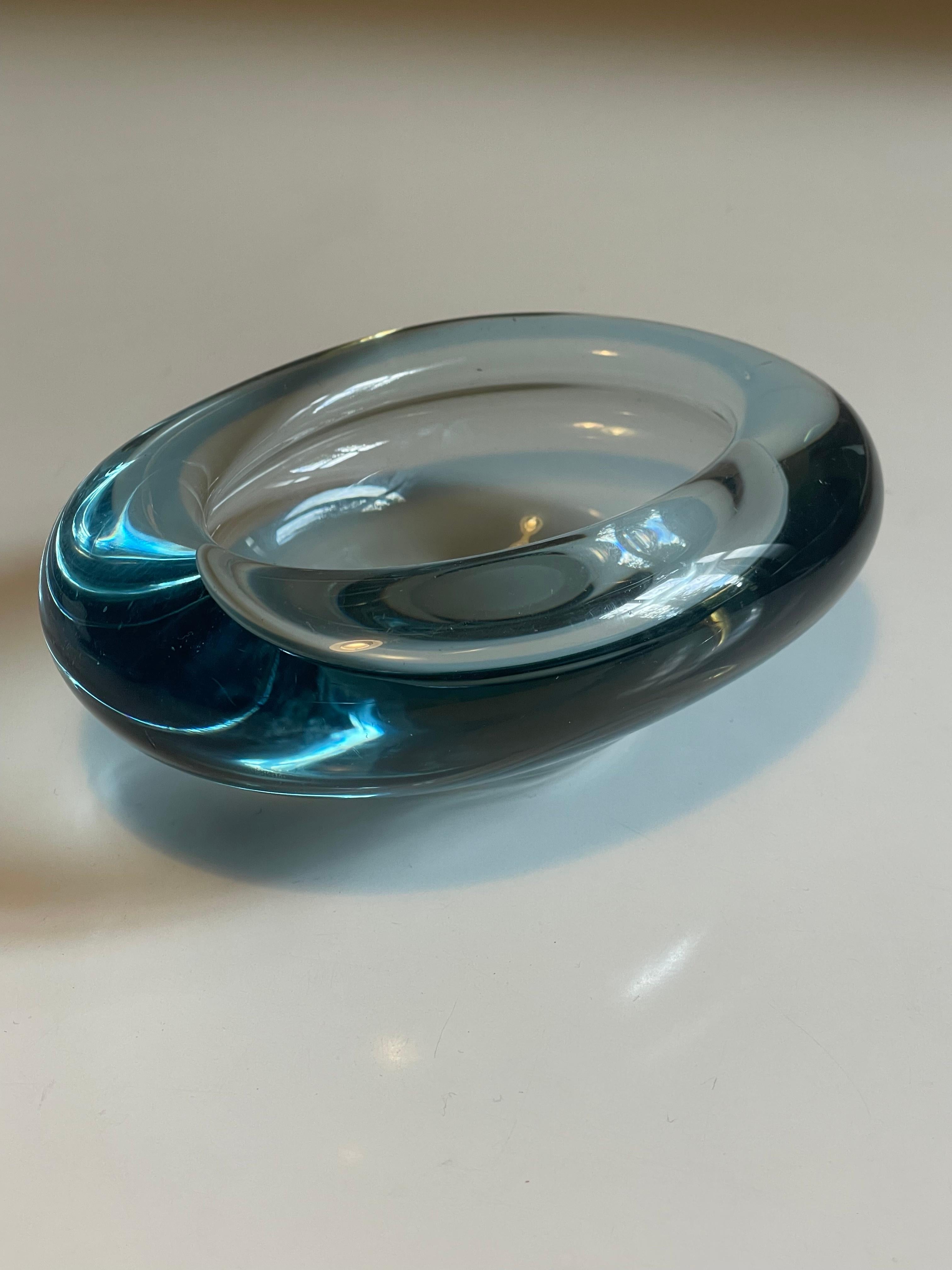 Un superbe bol scandinave en verre bleu Akva (aqua). Fabriqué par Holmegaard au Danemark et conçu par Per Lutken dans les années 1950, numéro de modèle 15735, signé sur la base. Magnifique en tant qu'objet autonome pour introduire les éléments de
