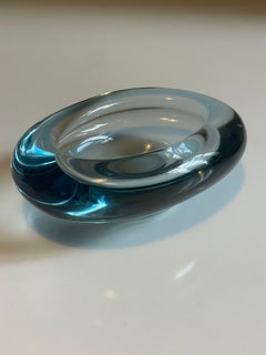 Verre bleu danois Holmgaard de Per Lütken réalisé en 1962, signé