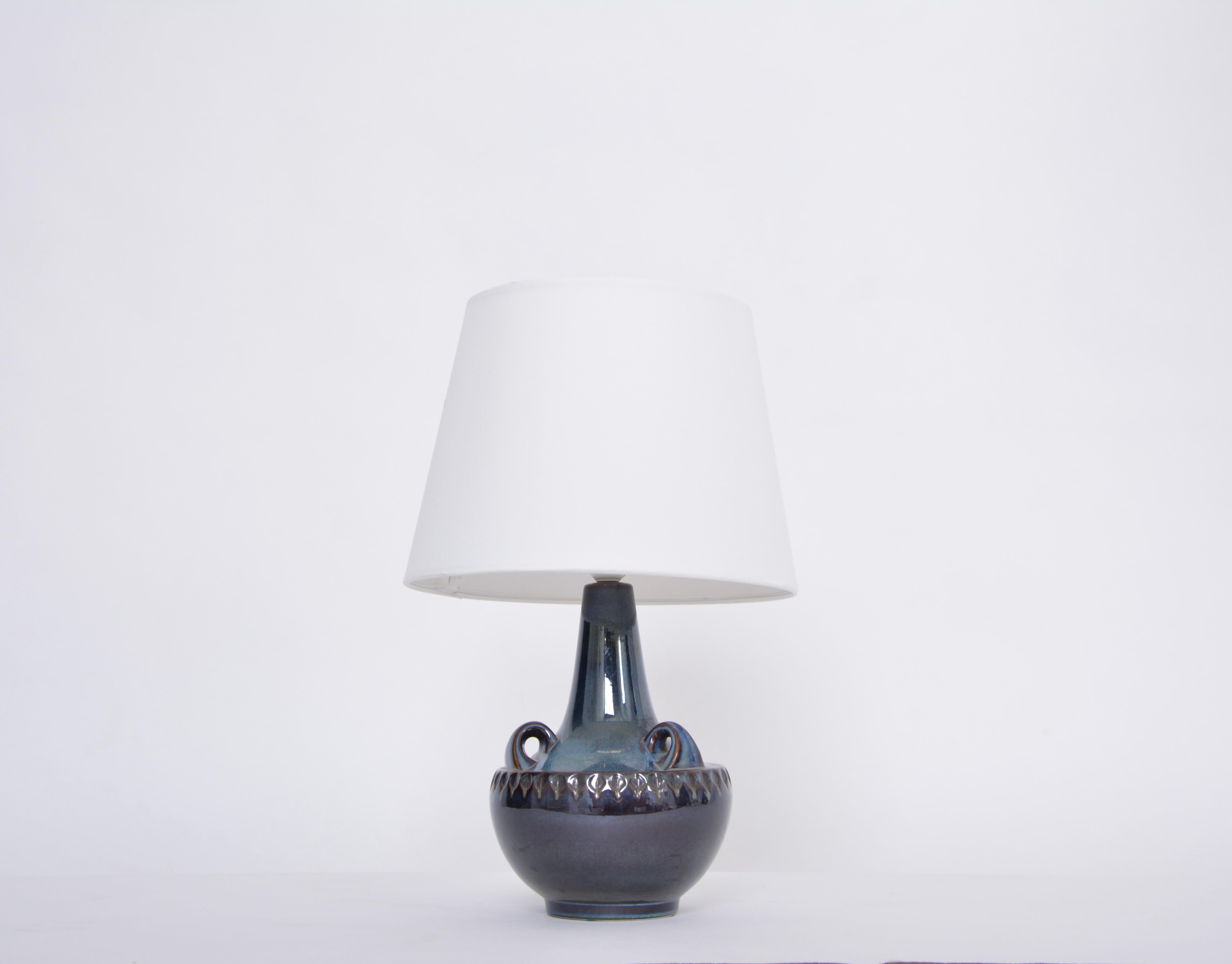 Lampe danoise bleue en grès du milieu du siècle dernier, modèle 1059 d'Erik Johansen pour Soholm
Superbe lampe de table faite à la main en grès avec émaillage céramique dans différents tons de bleu, conçue par Einar Johansen et produite par Produite