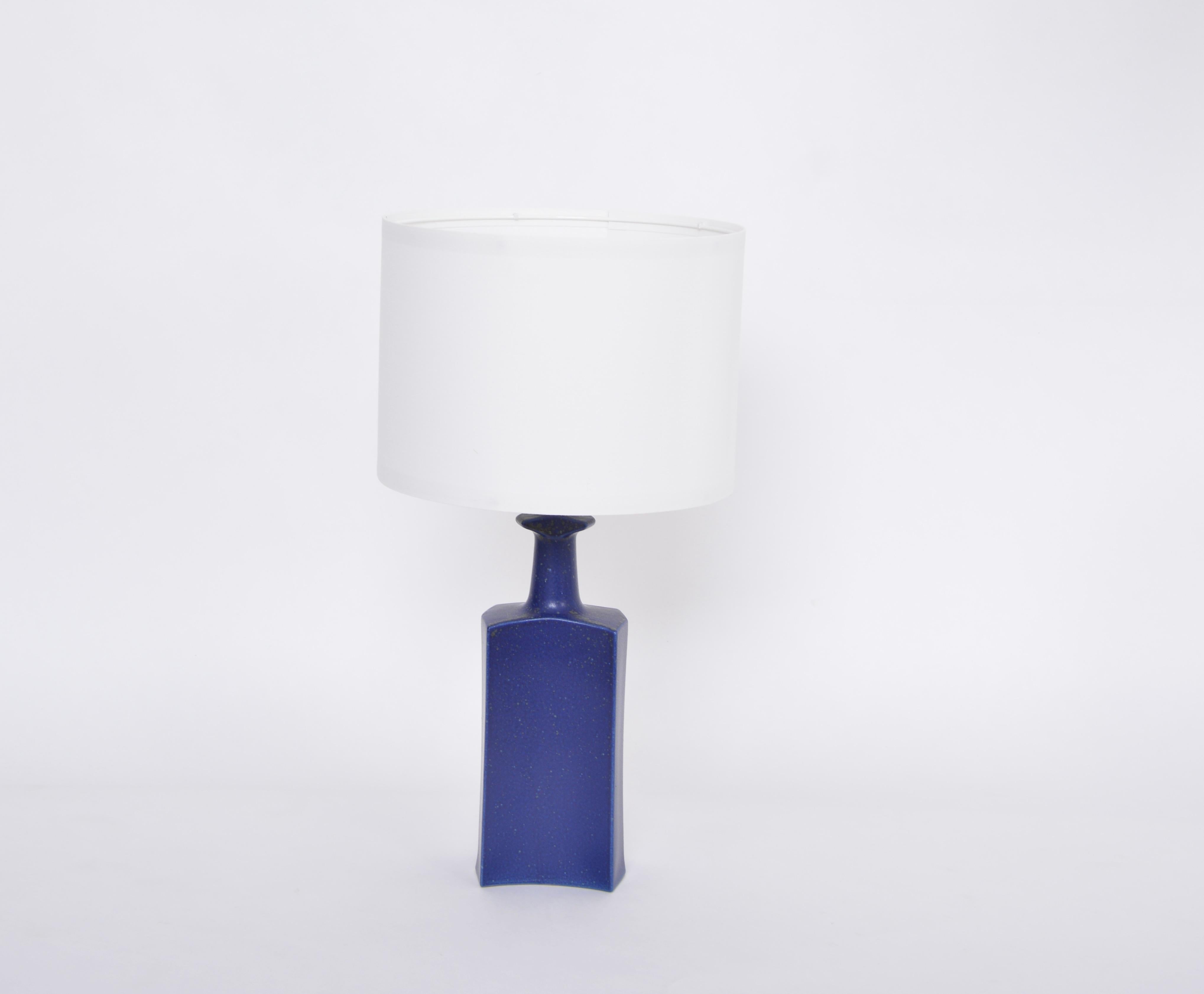 Blue Danish Mid-Century Modern Ceramic Table lamp by Atelier Knabstrup
This lamp has been designed and produced in the 1960s in Denmark by ceramic workshop Knabstrup. This lamp is from the Knabstrup Atelier series. The design could be by Richard