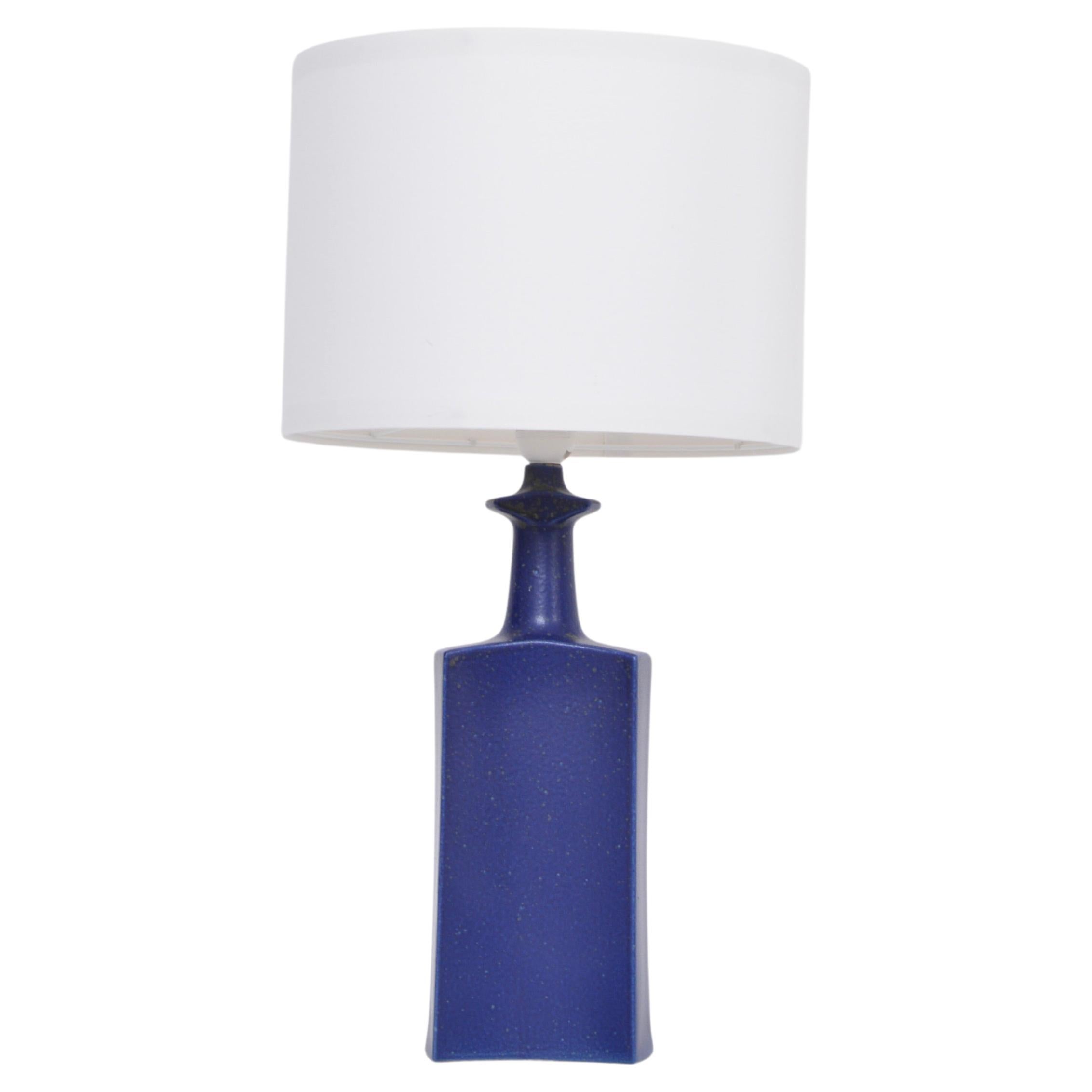 Lampe de table danoise moderne du milieu du siècle dernier en céramique bleue de l'Atelier Knabstrup