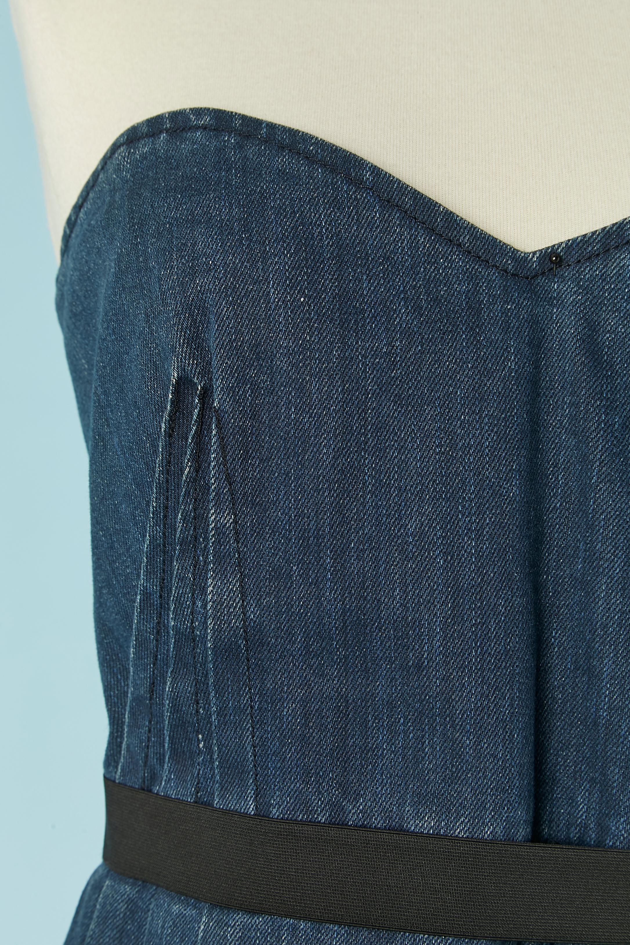 Blue denim bustier dress. Visible ziop closure on the left side + hook&eye.Black elastic band on the waist.
Boned. Branded gros-grain waist band inside. Cotton lining inside the bustier only.
SIZE 40 / M 