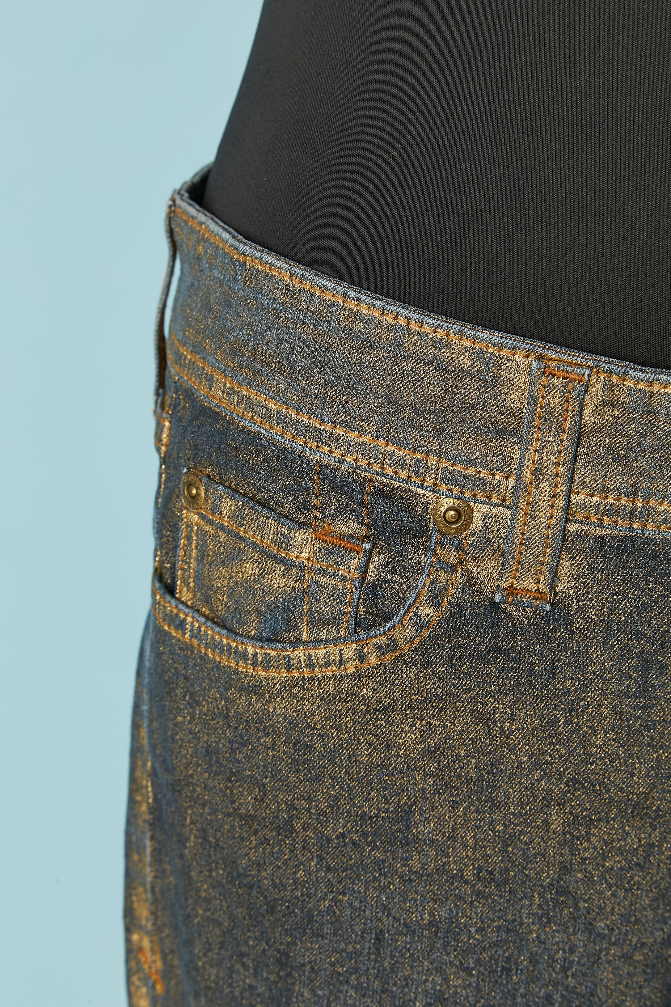 Blue denim jean with gold application. 
Branded button and buttonhole + zip closure on the middle front. 
fabric composition: 85% cotton, 18% polyamide, 2% elastane. 
SIZE 28 