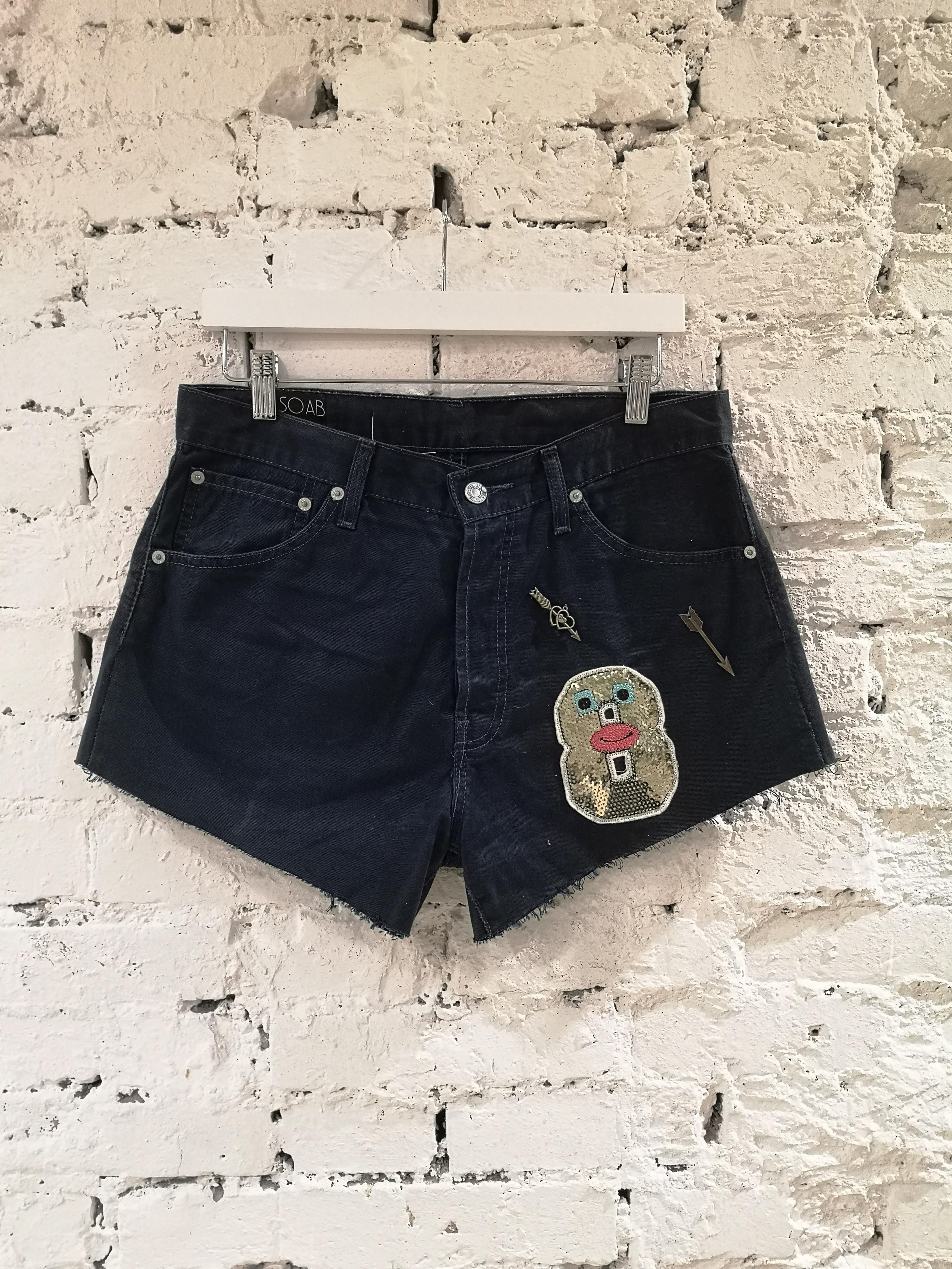 Blue denim SOAB shorts
vintage shorts recycled and customised totally handmade embellished with sequins and patterns all over
composition: cotton
total lenght 34 cm waist 8cm