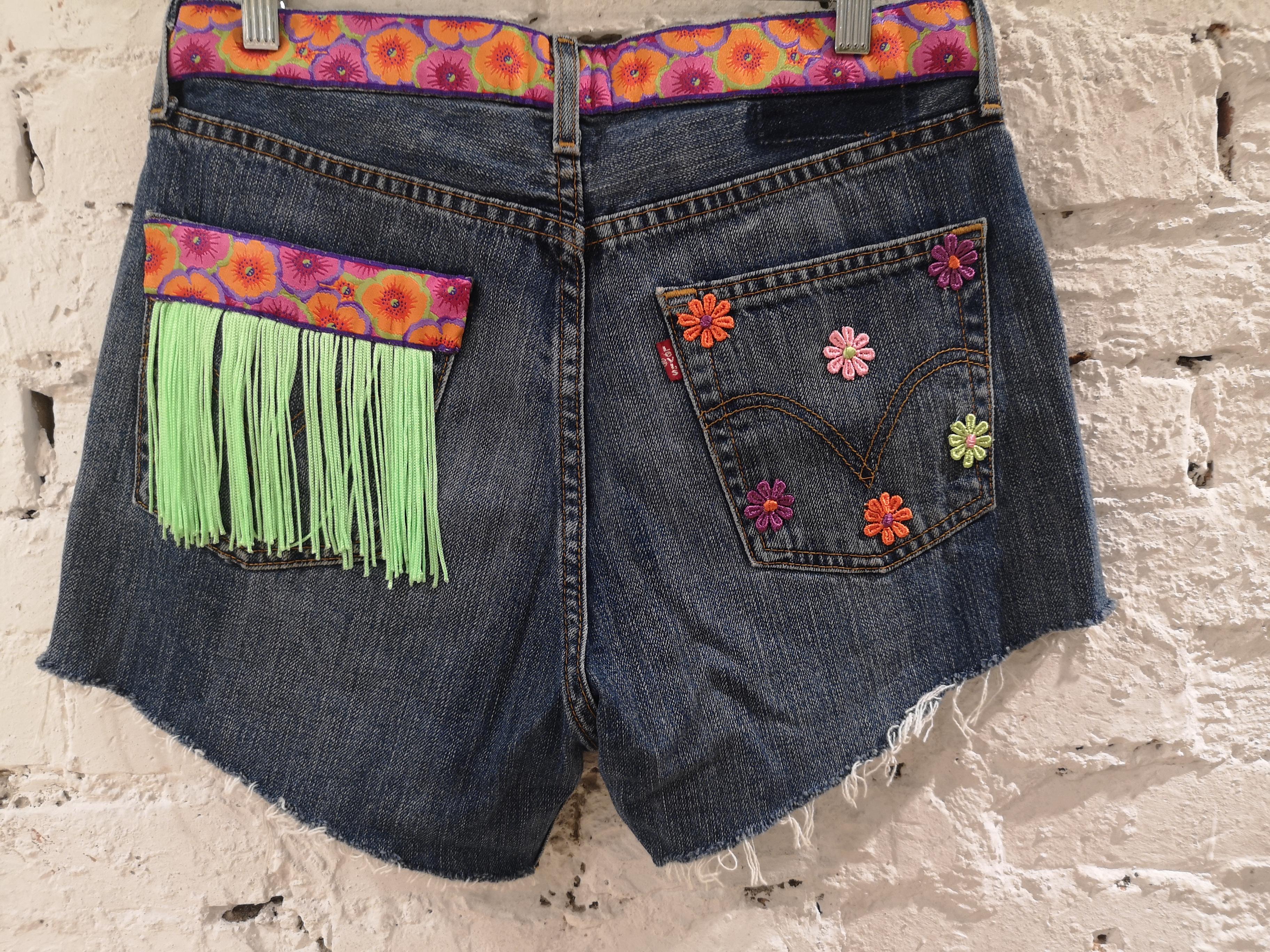 Blue denim SOAB shorts
vintage shorts recycled and customised totally handmade embellished with fringes and patterns all over
composition: cotton
total lenght 33 cm
waist 80 cm