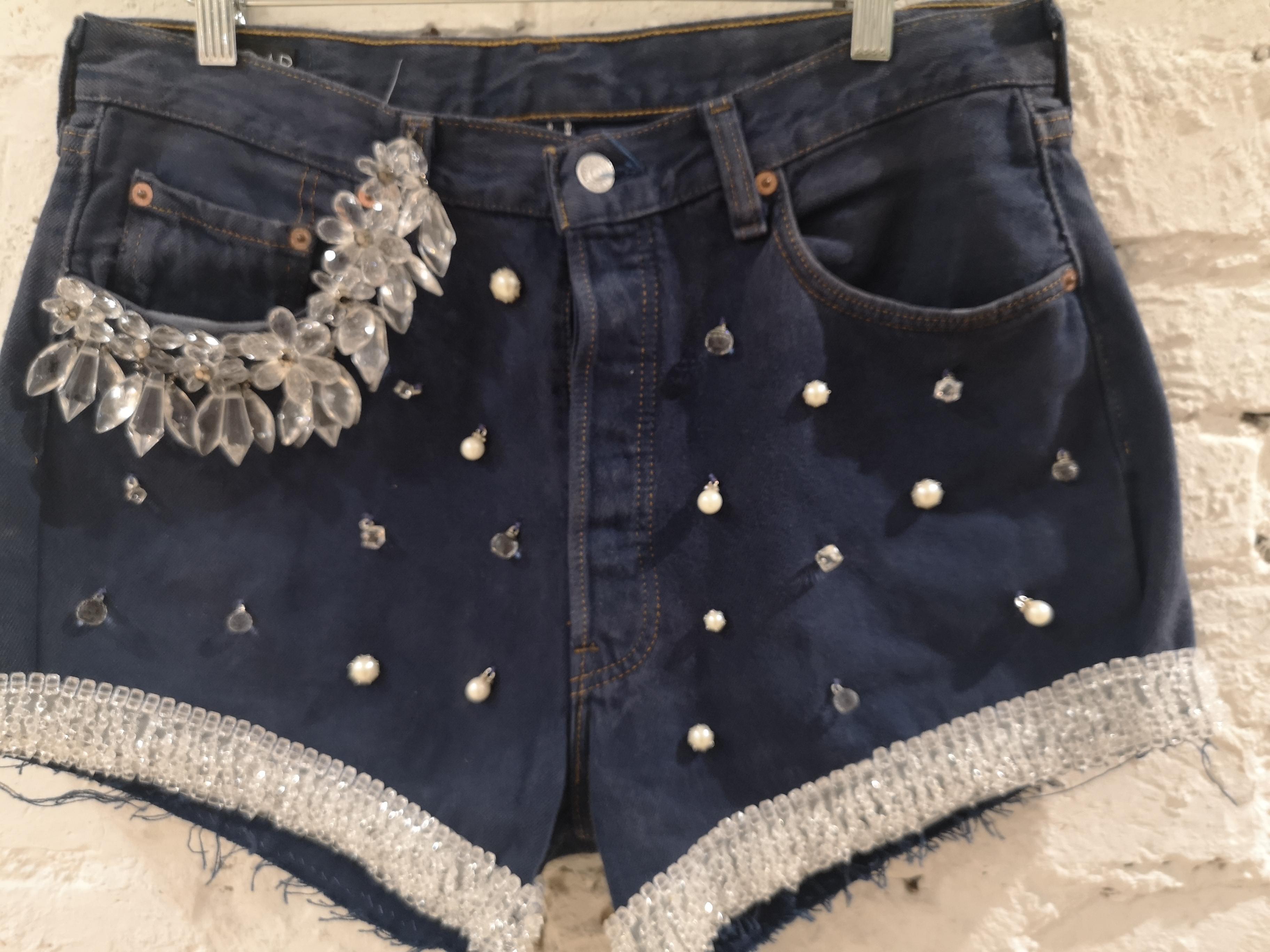 Blue denim SOAB shorts
vintage shorts recycled and customised totally handmade embellished with swarovsky crystal stones all over
composition: cotton
total lenght 34 cm
waist 84cm