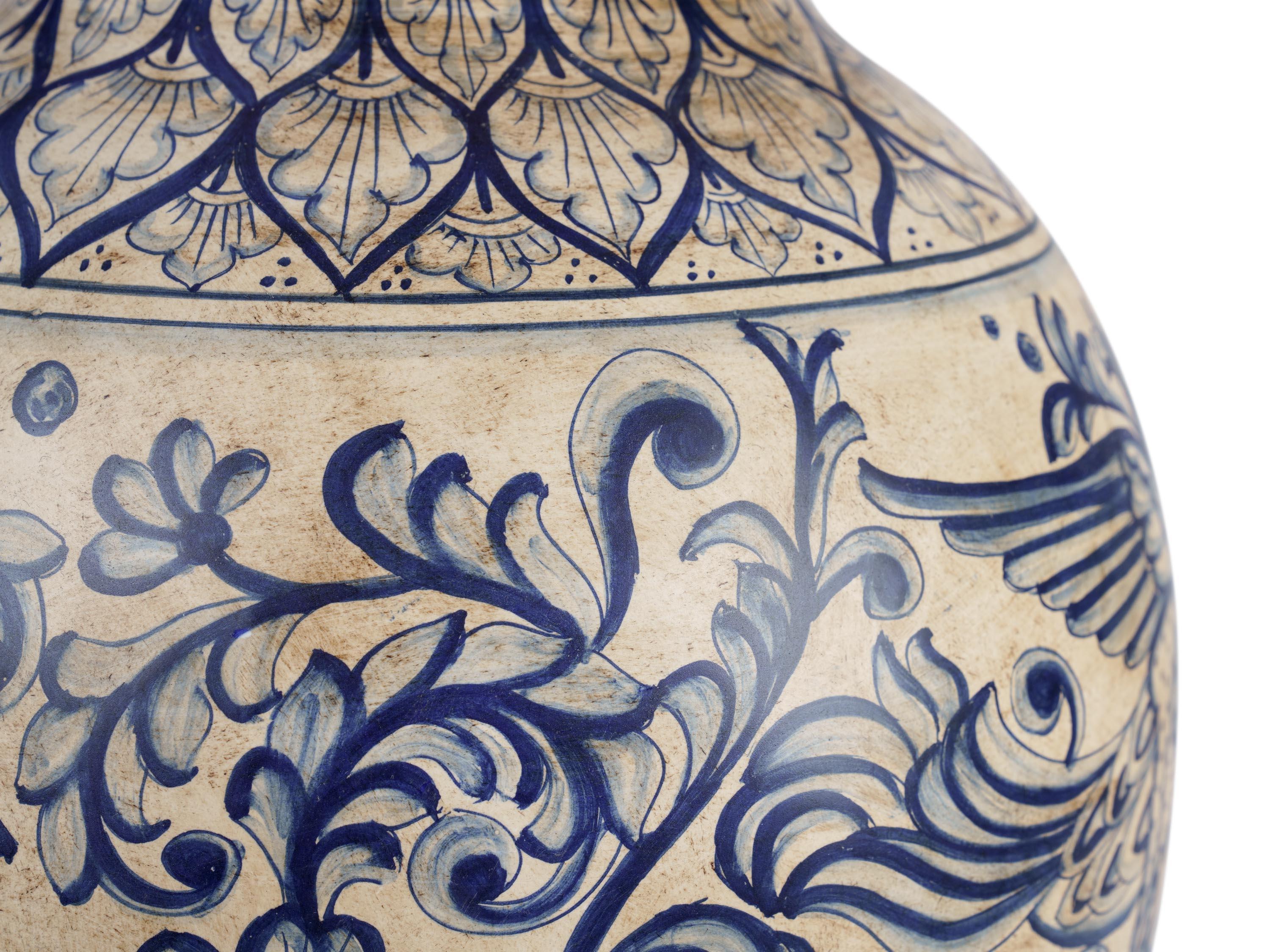 Blue Deruta Antiqued Potiche Jar Majolica Vase, Blue Peacock, Hand Painted Italy In New Condition For Sale In Recanati, IT