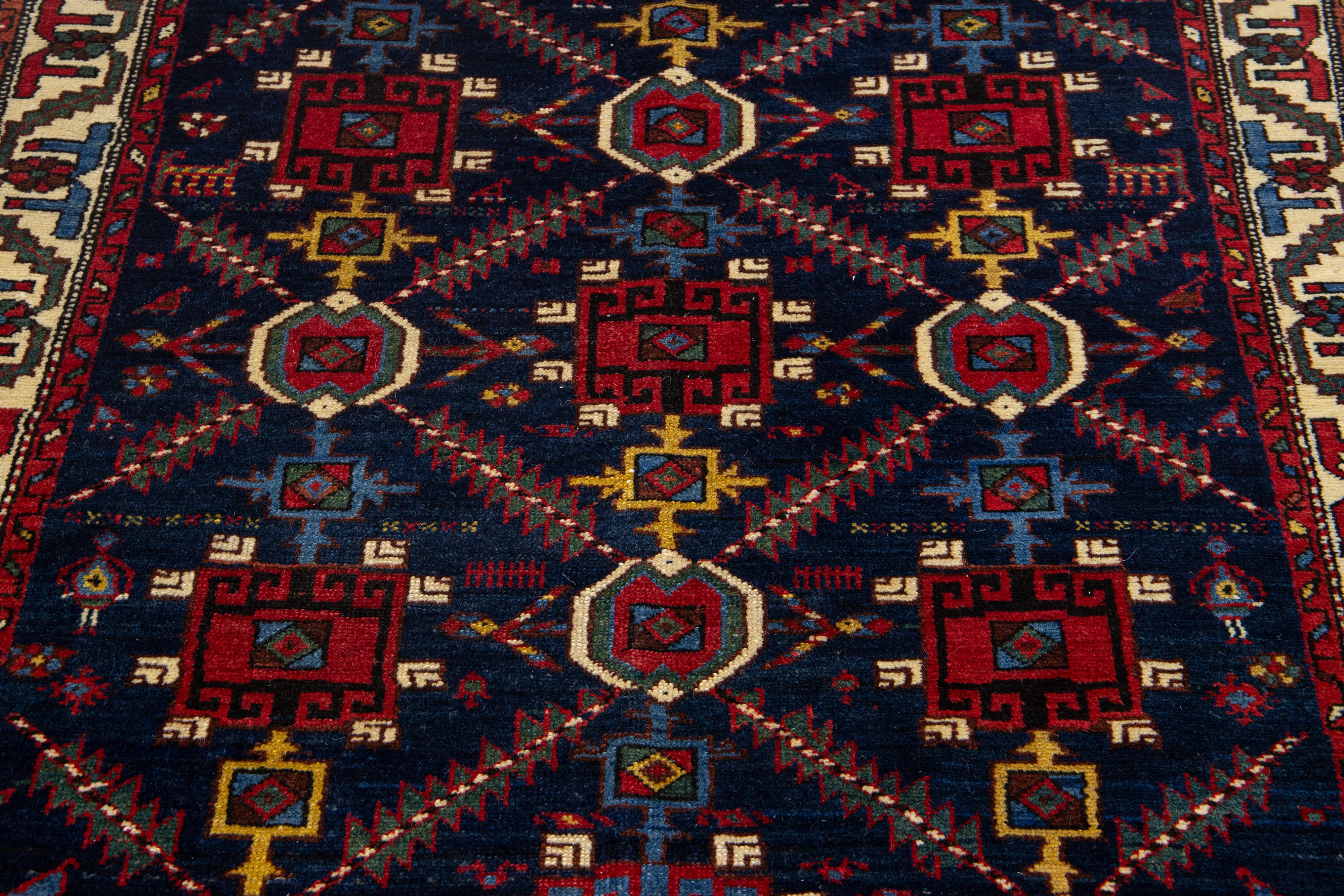 Tapis persan Bakhtiari à motifs bleus, fabriqué à la main avec un motif sur toute la surface Excellent état - En vente à Norwalk, CT