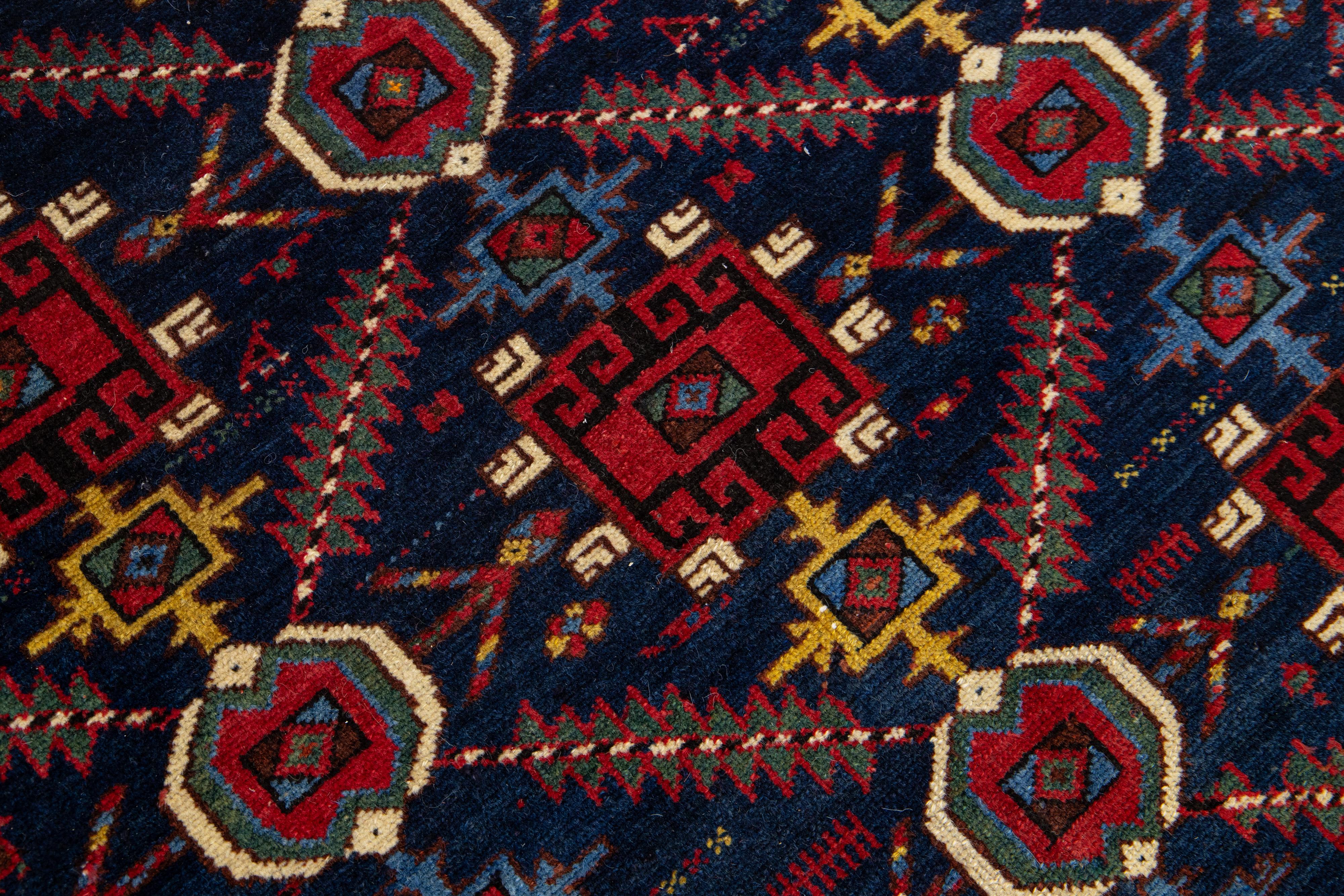 20ième siècle Tapis persan Bakhtiari à motifs bleus, fabriqué à la main avec un motif sur toute la surface en vente