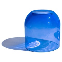Piccola goccia di rugiada in blu, resina poliuretanica traslucida, di Ian Cochran