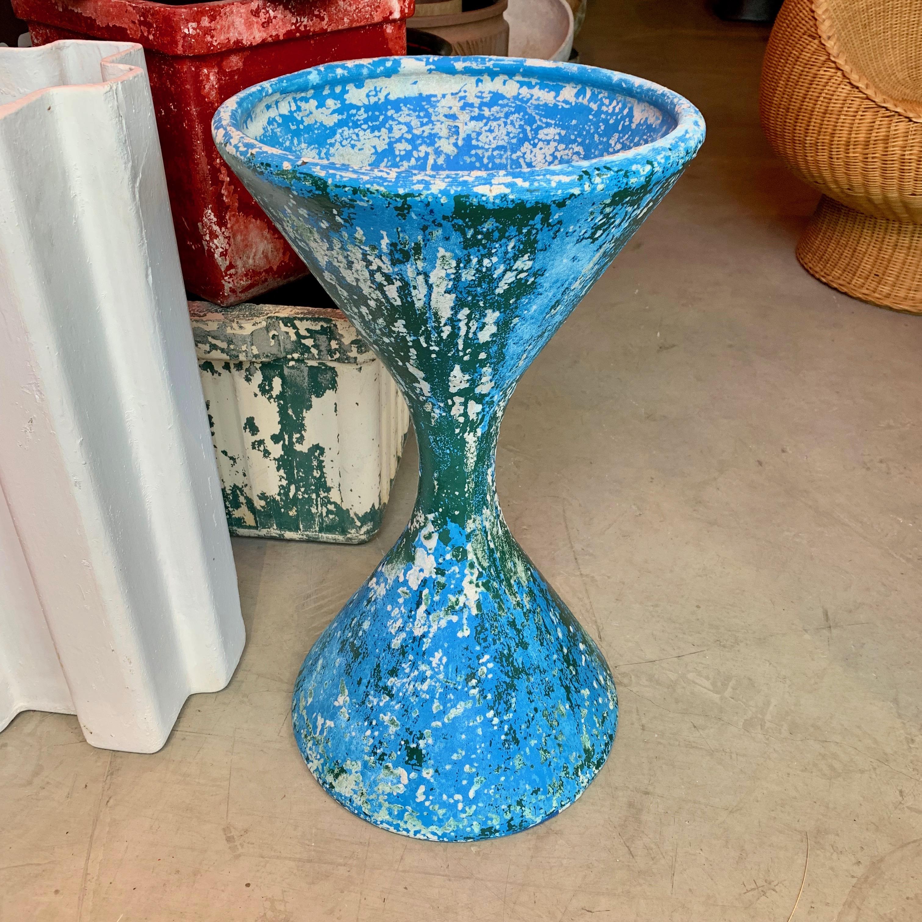Fantastic hourglass planter by Willy Guhl painted years ago in blue/green. Excellent patina. Very good vintage condition. Really great coloring and sculptural piece. 


 