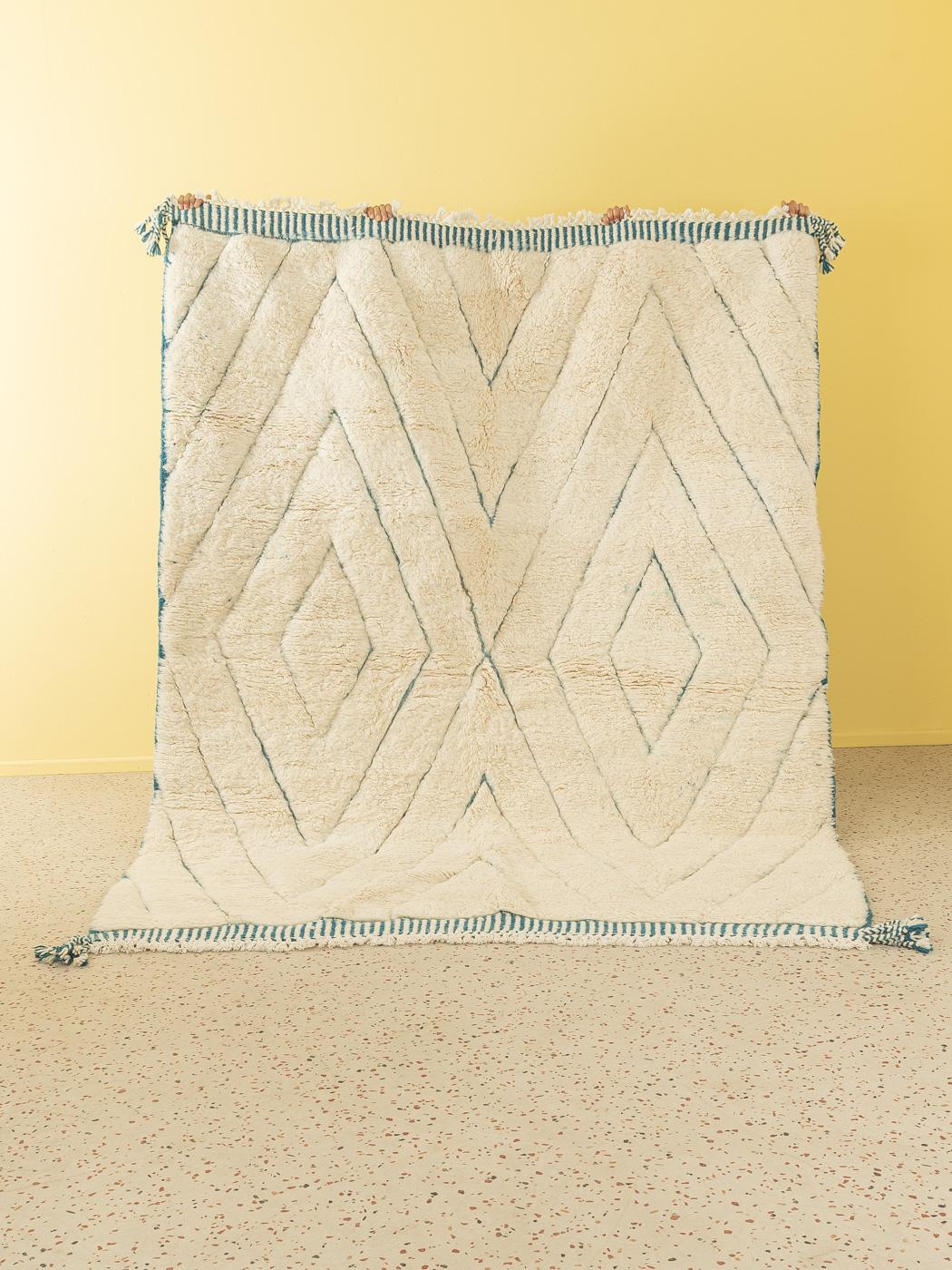 Blue diamond est un tapis contemporain 100% laine - épais et doux, confortable sous le pied. Nos tapis berbères sont tissés et noués à la main par des femmes amazighes dans les montagnes de l'Atlas. Ces communautés fabriquent des tapis depuis des
