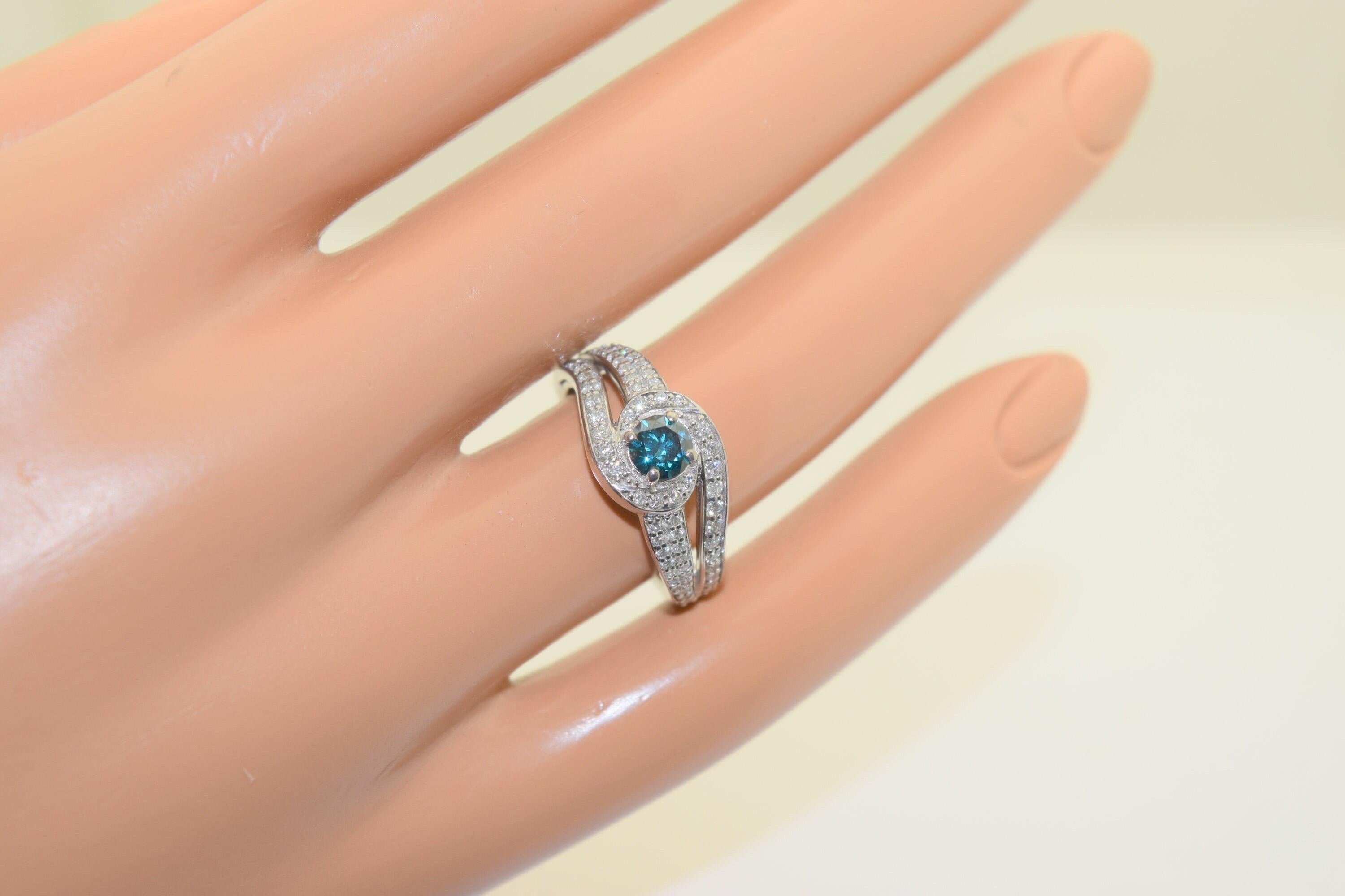 Magnifique bague de fiançailles ou de cocktail en or blanc 18KT, composée d'un diamant bleu de 0,50 carats de pureté VS, d'un centre étincelant et de diamants blancs étincelants de 0,60 carats de pureté VS-SI et de couleur F.
La bague semble très