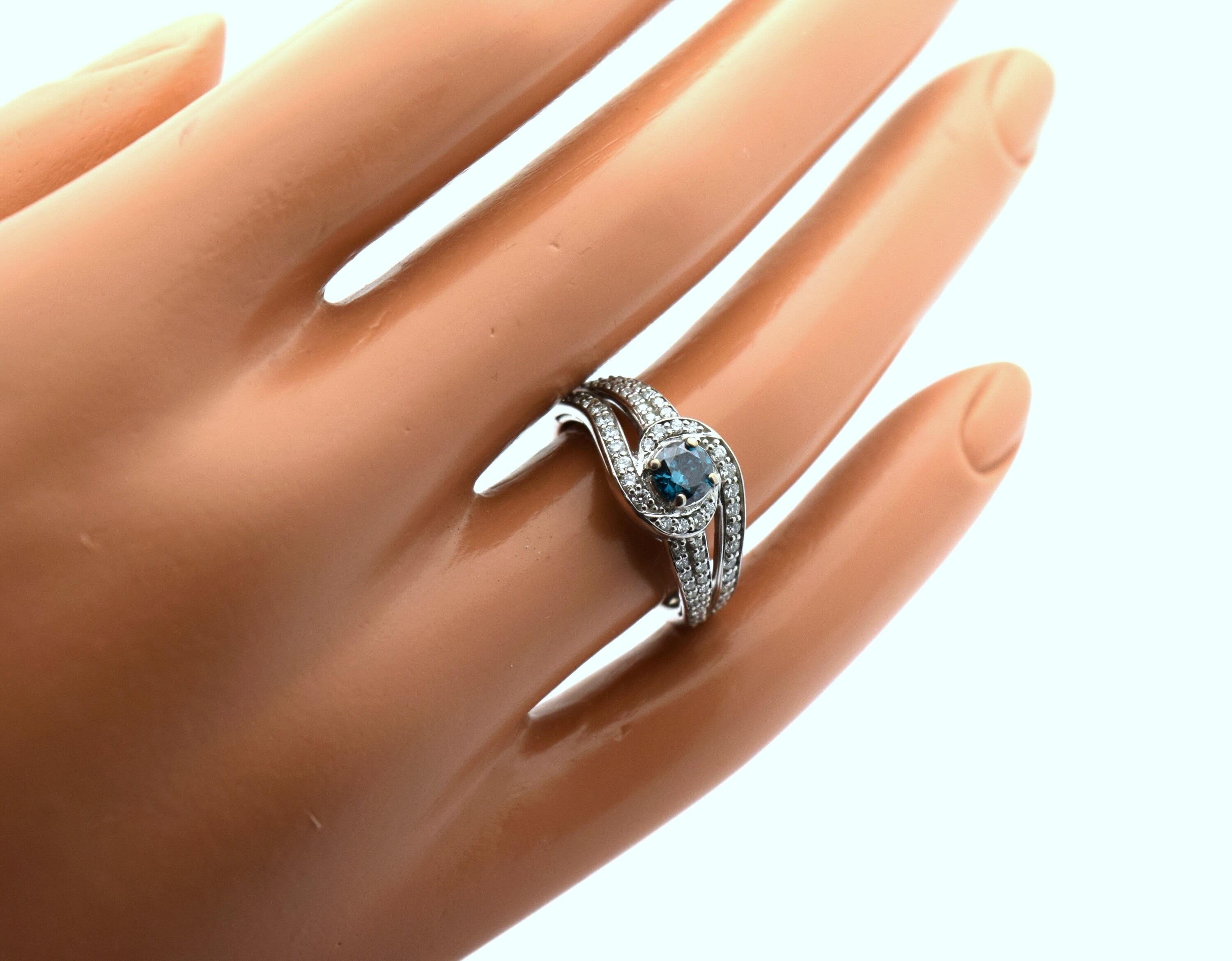 Taille brillant Bague de fiançailles cocktail en or blanc 18 carats avec diamant bleu taille 6 en vente