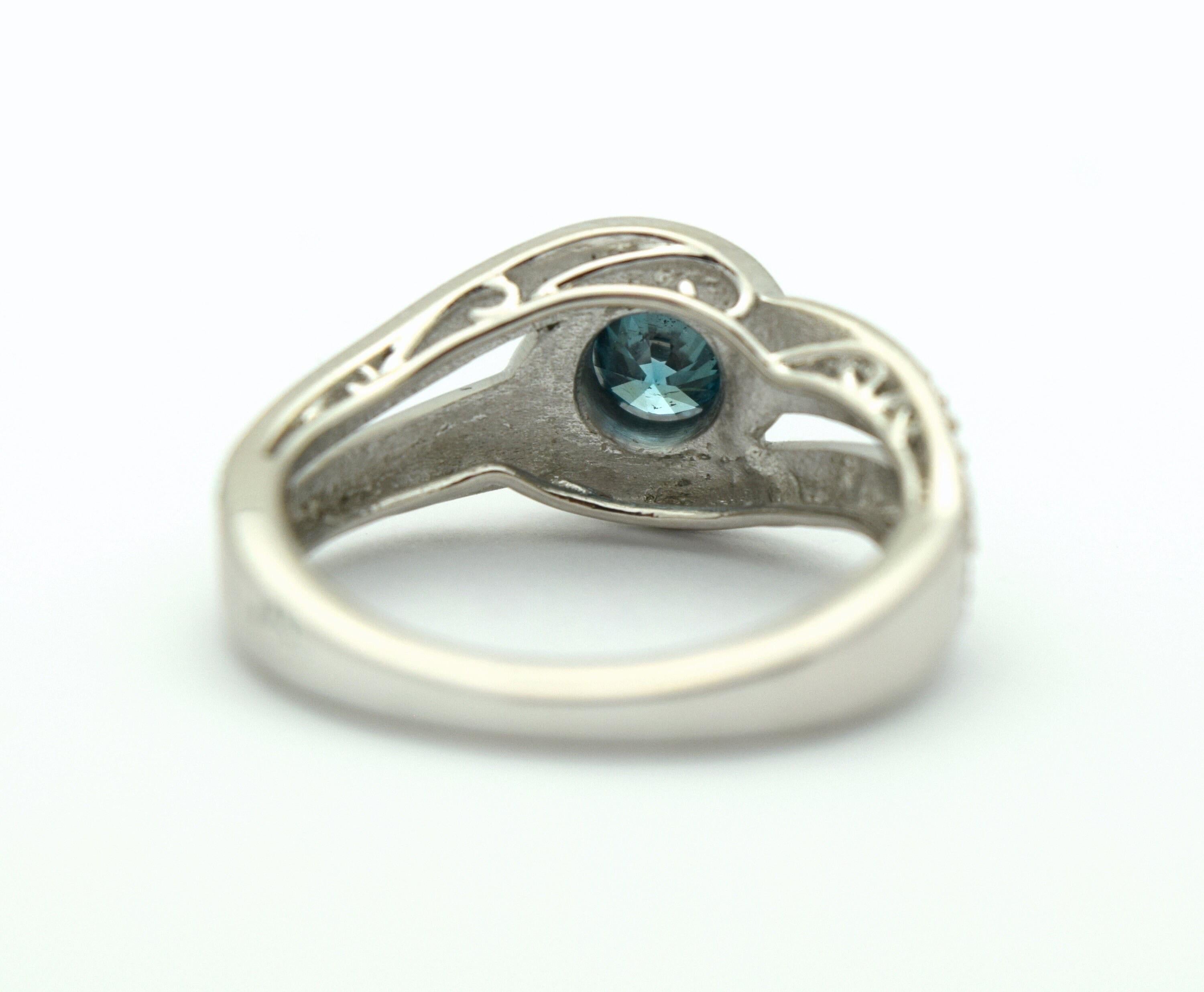 Bague de fiançailles cocktail en or blanc 18 carats avec diamant bleu taille 6 Neuf - En vente à Boca Raton, FL
