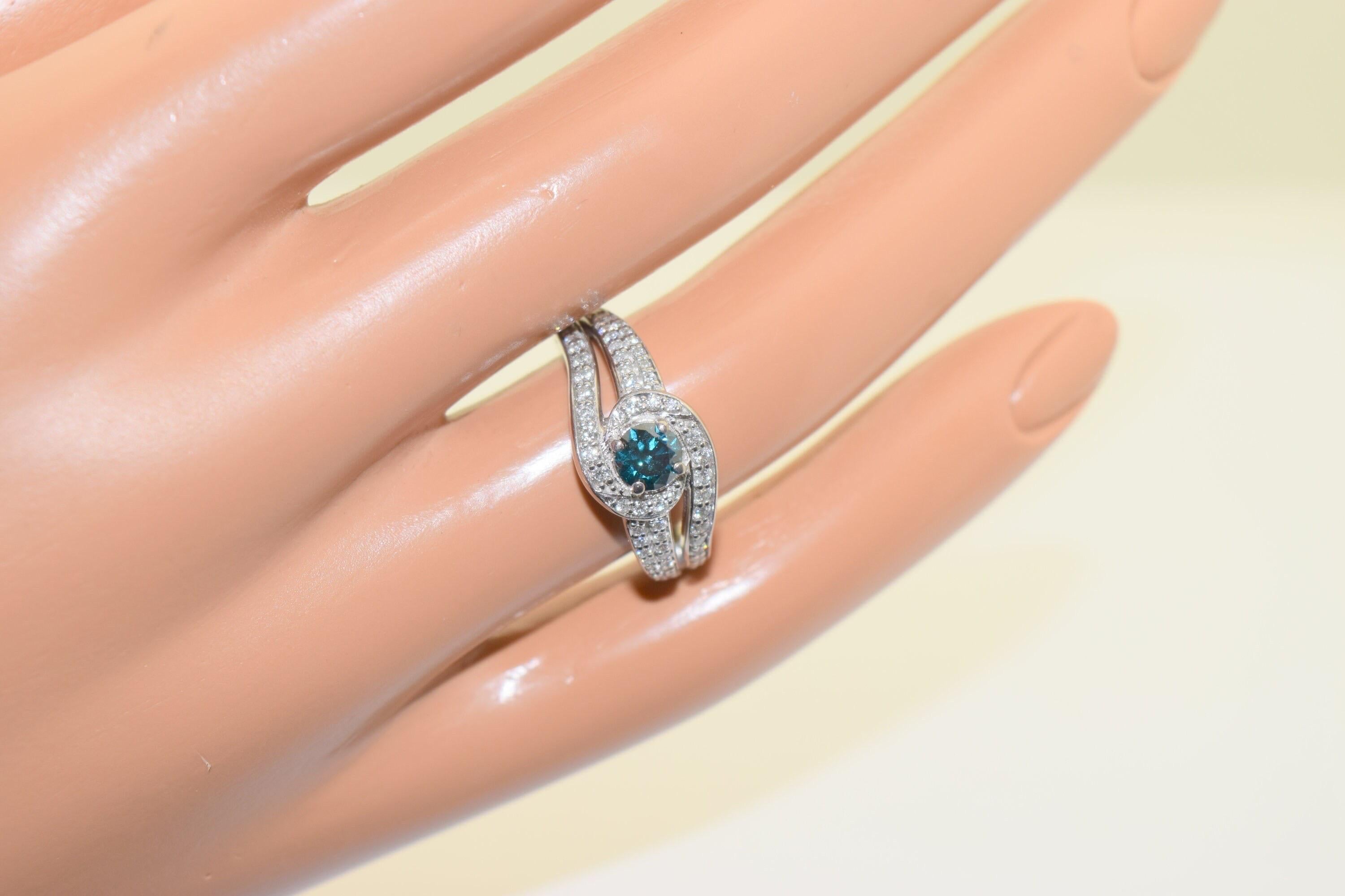 Bague de fiançailles cocktail en or blanc 18 carats avec diamant bleu taille 6 Unisexe en vente