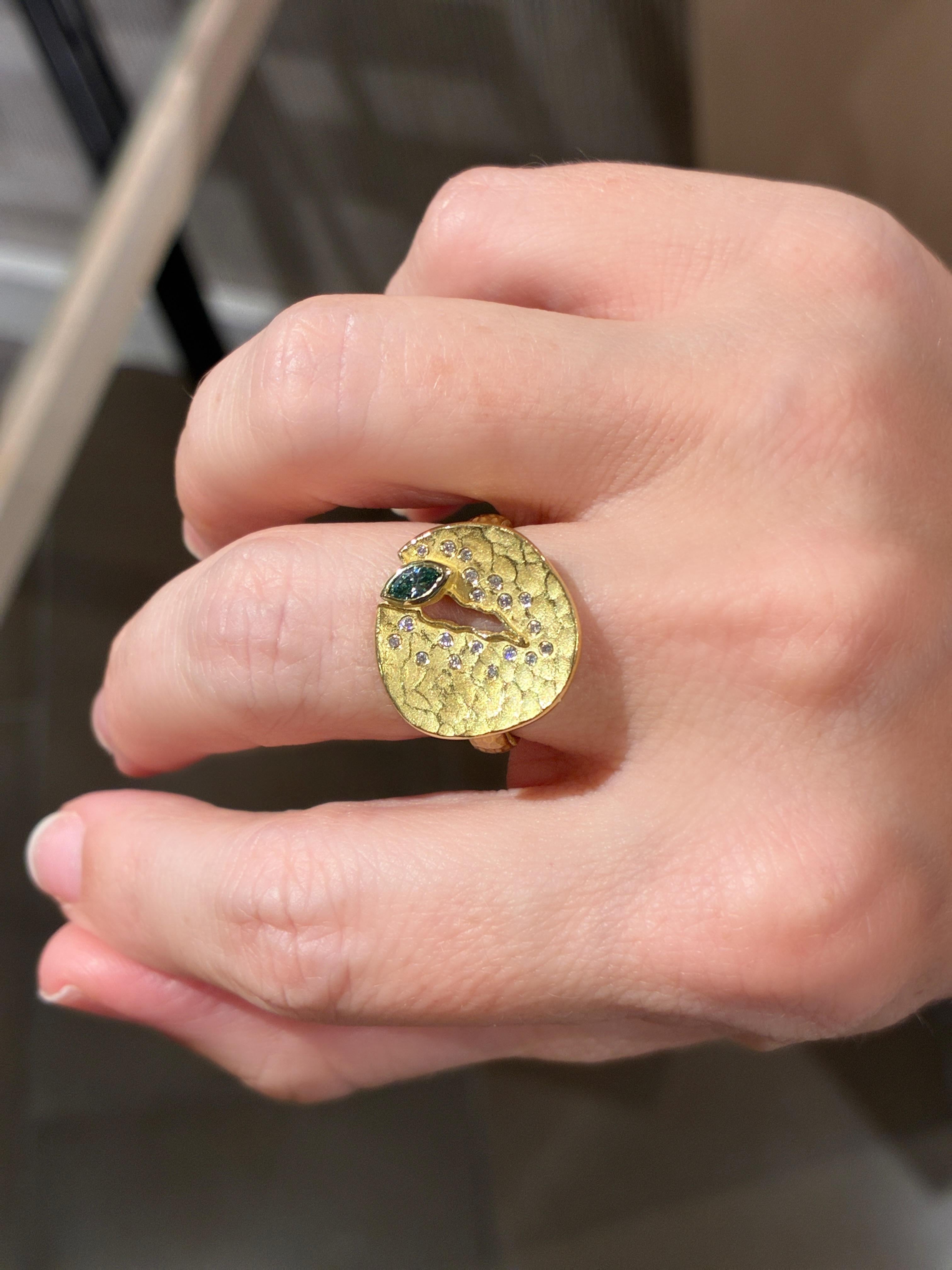 Cette extraordinaire bague Crevasse, unique en son genre, créée par l'artiste joaillière primée Barbara Heinrich, est une véritable œuvre d'art à collectionner. Réalisée à la main dans un luxueux or jaune 18 carats, cette bague sculpturale présente