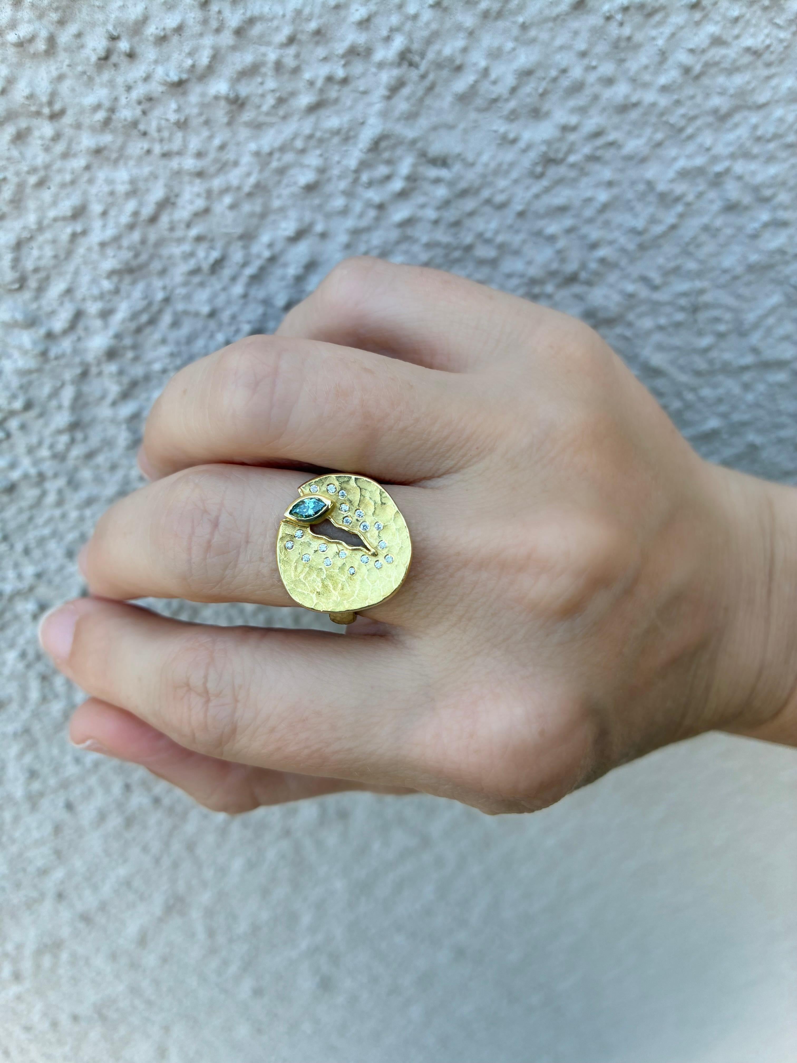 Contemporain Bague disque de crevasse en or jaune Marquise de diamants bleus, Barbara Heinrich 2025 en vente