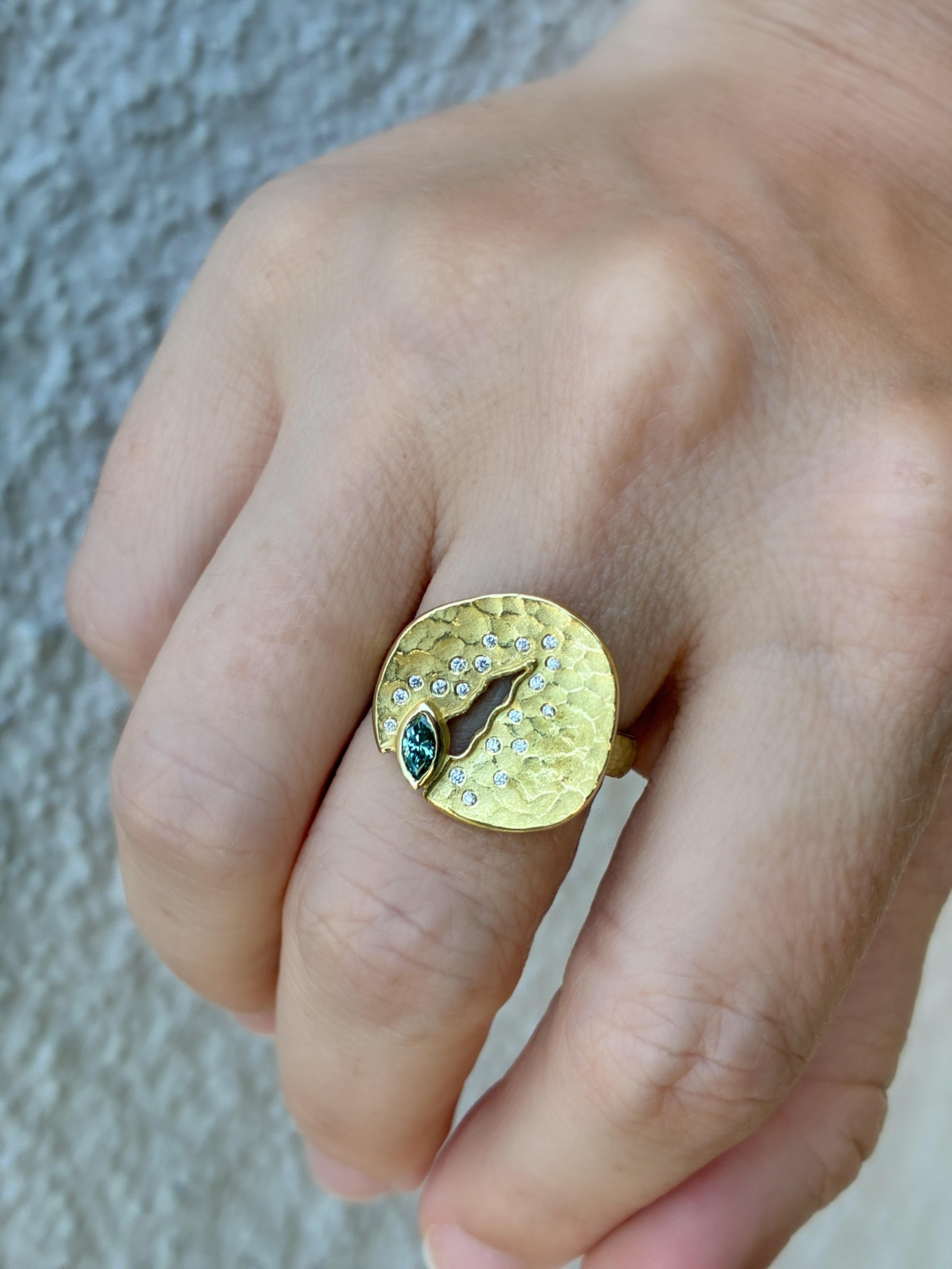 Taille Marquise Bague disque de crevasse en or jaune Marquise de diamants bleus, Barbara Heinrich 2025 en vente
