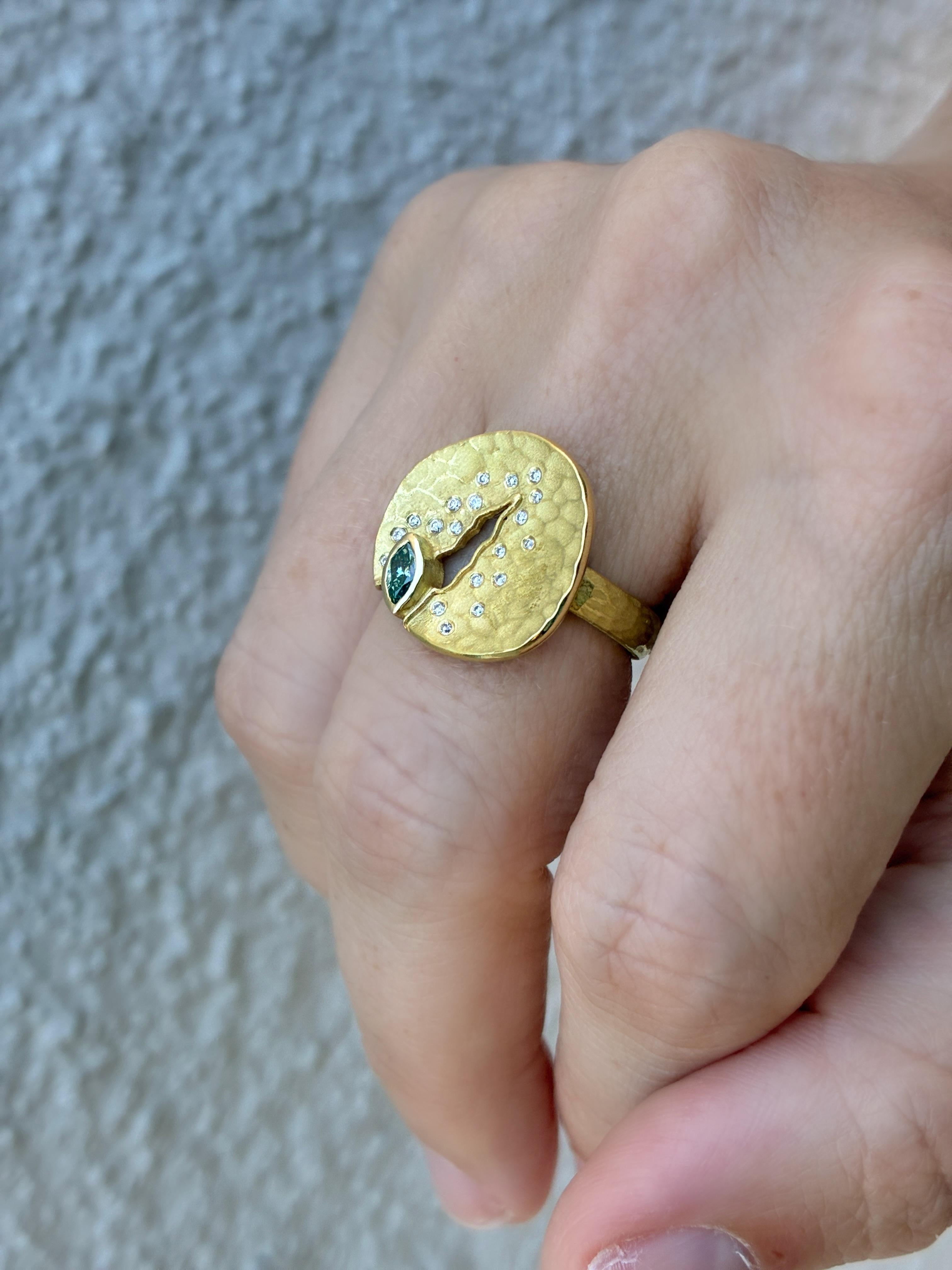 Bague disque de crevasse en or jaune Marquise de diamants bleus, Barbara Heinrich 2025 Neuf - En vente à Dallas, TX