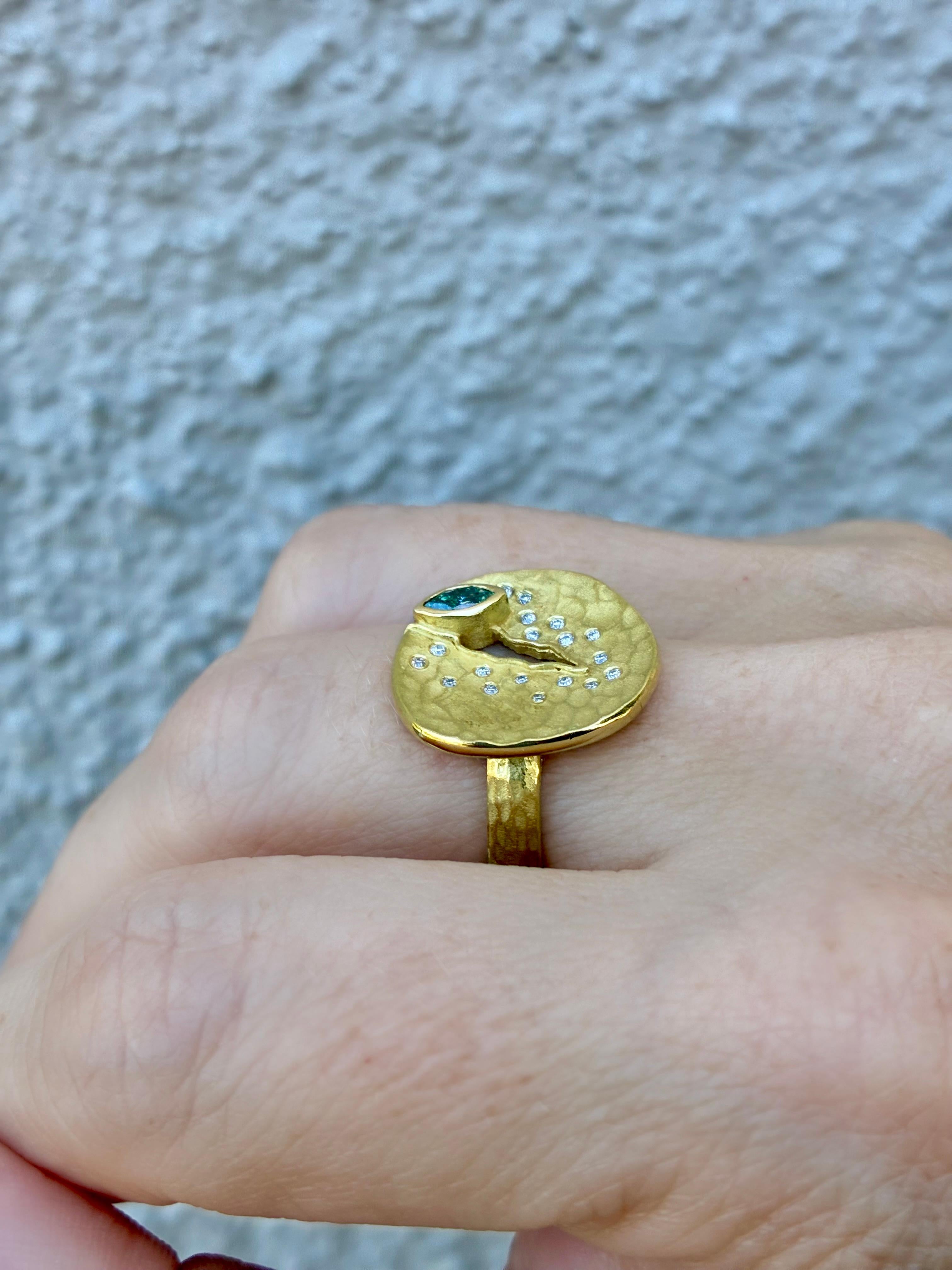 Bague disque de crevasse en or jaune Marquise de diamants bleus, Barbara Heinrich 2025 Unisexe en vente