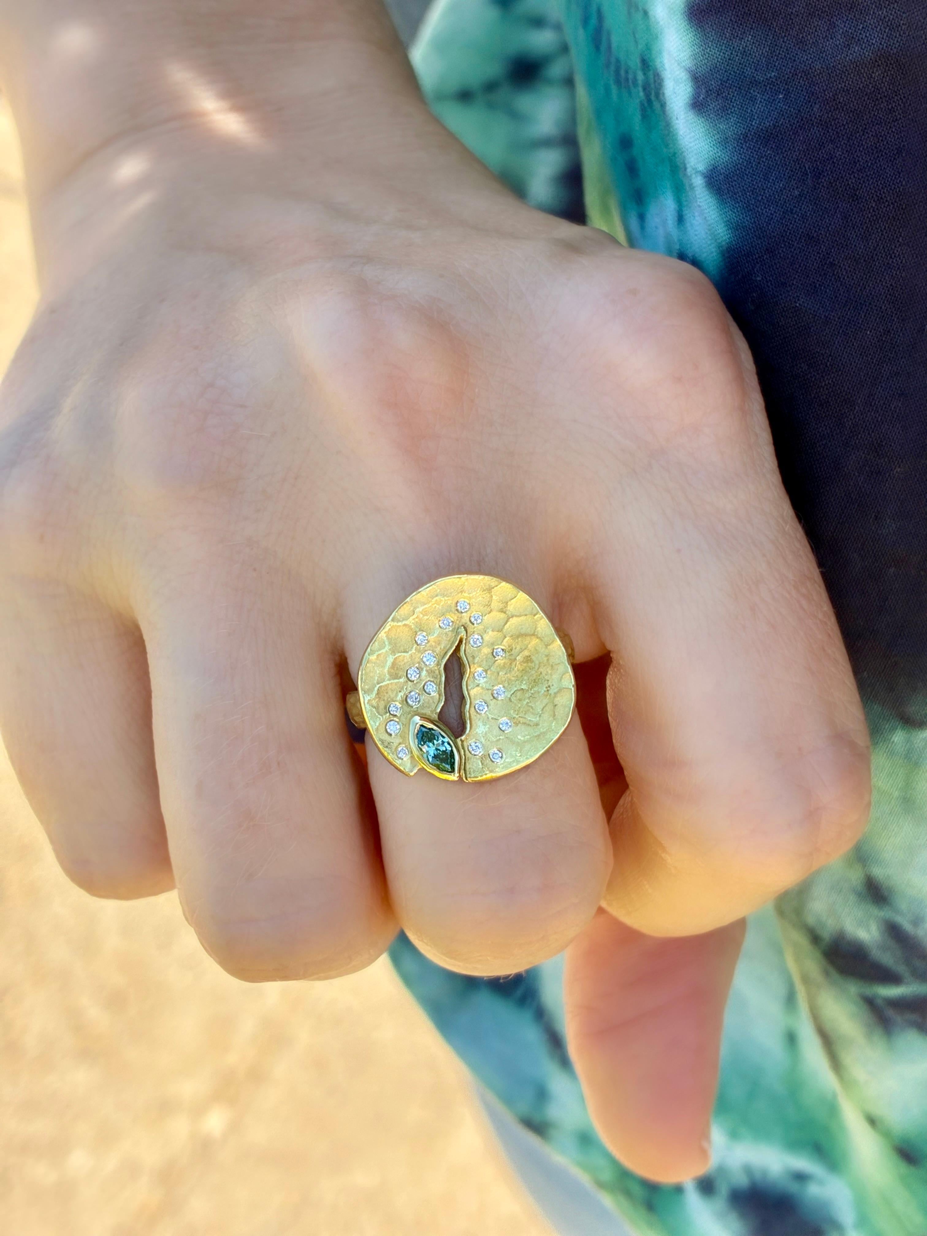 Bague disque de crevasse en or jaune Marquise de diamants bleus, Barbara Heinrich 2025 en vente 1