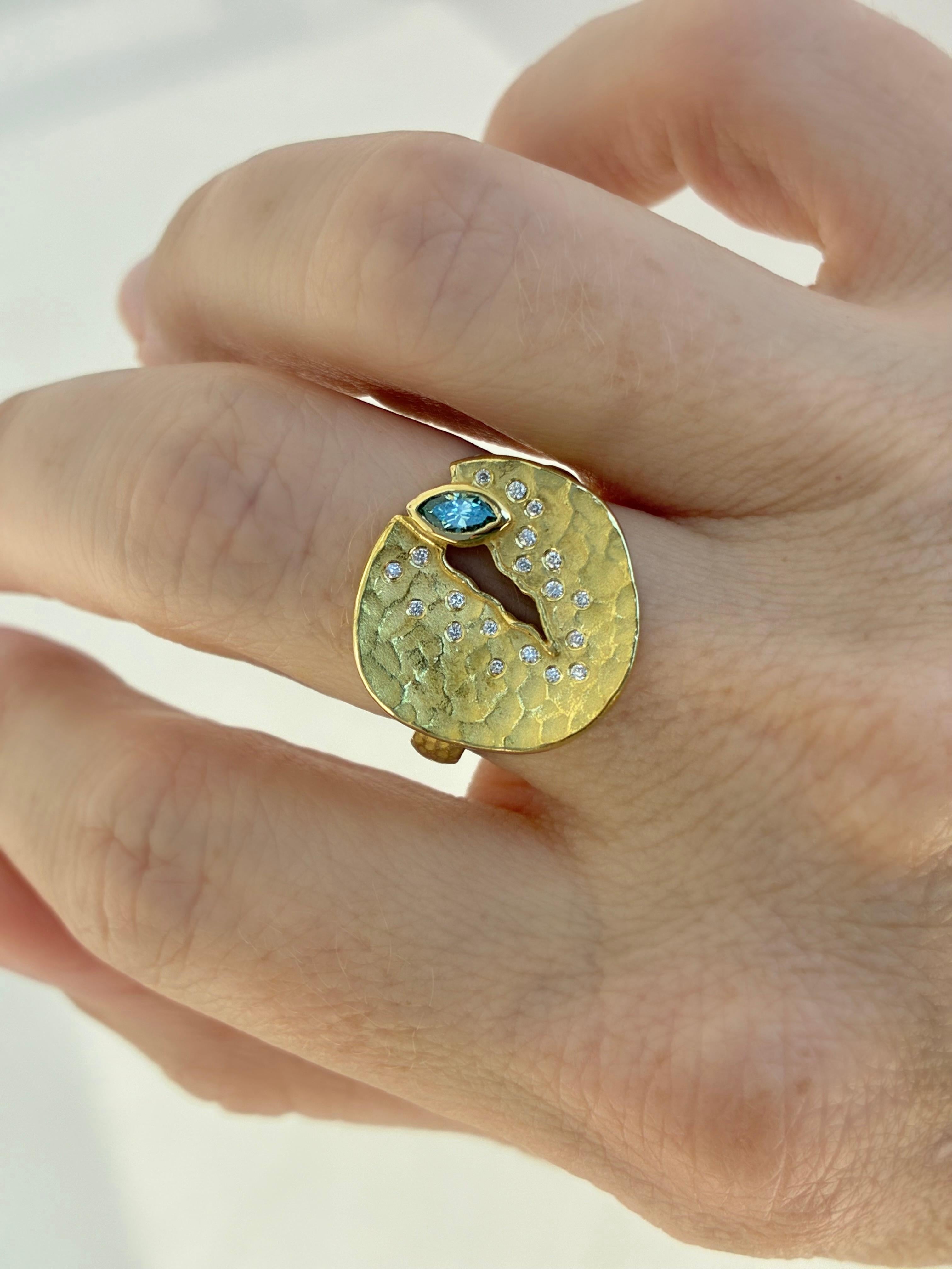 Bague disque de crevasse en or jaune Marquise de diamants bleus, Barbara Heinrich 2025 en vente 2