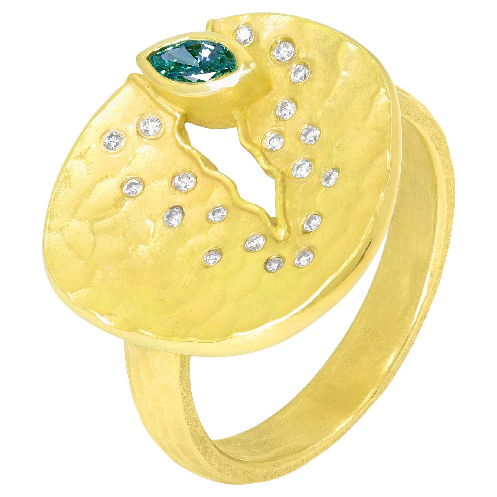 Bague disque de crevasse en or jaune Marquise de diamants bleus, Barbara Heinrich 2025 en vente