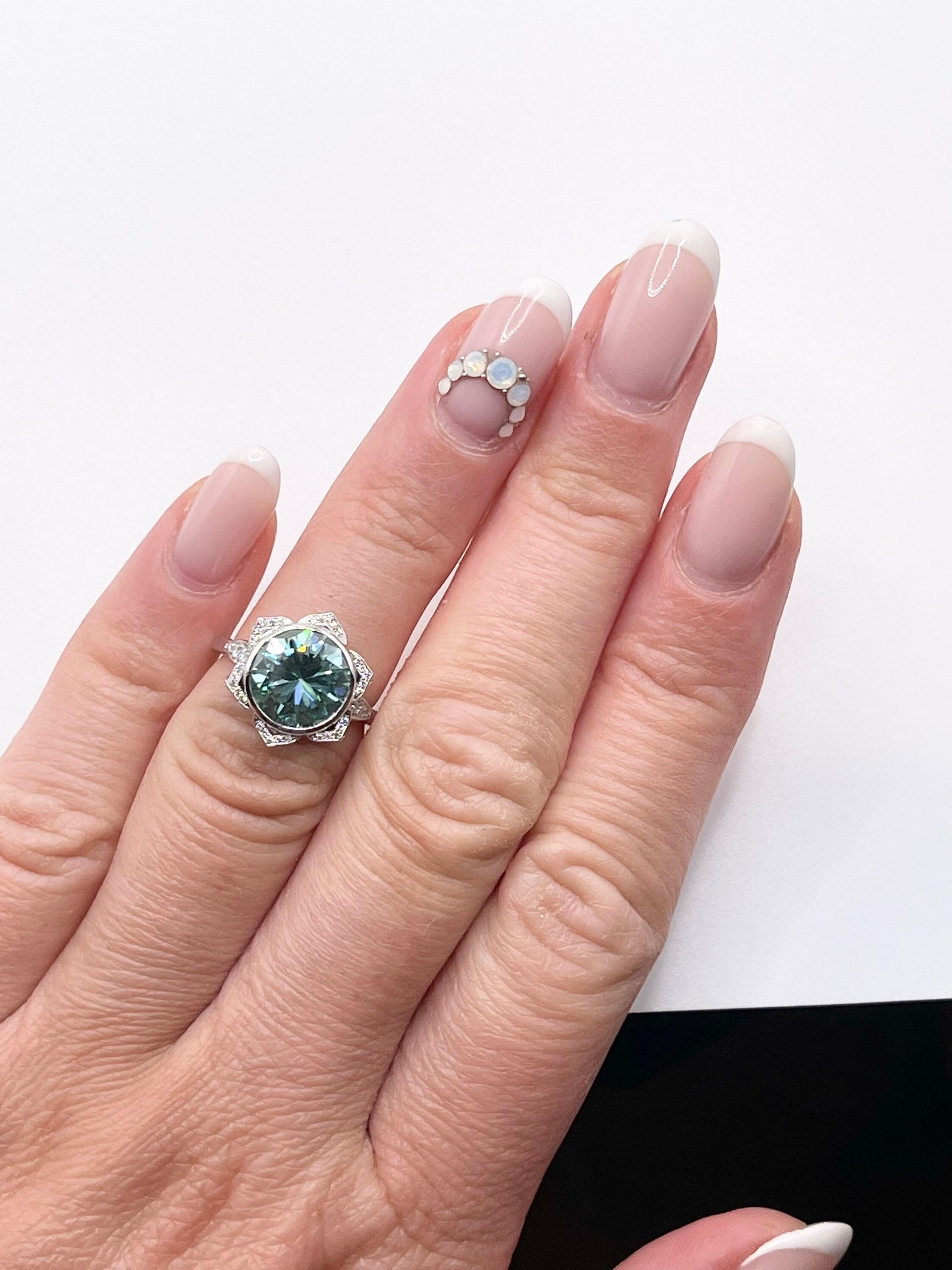 Blauer Diamantring Sonnenblumen Moisanit Diamantring 18KT Weißgold Cocktail Rin im Zustand „Neu“ im Angebot in Boca Raton, FL