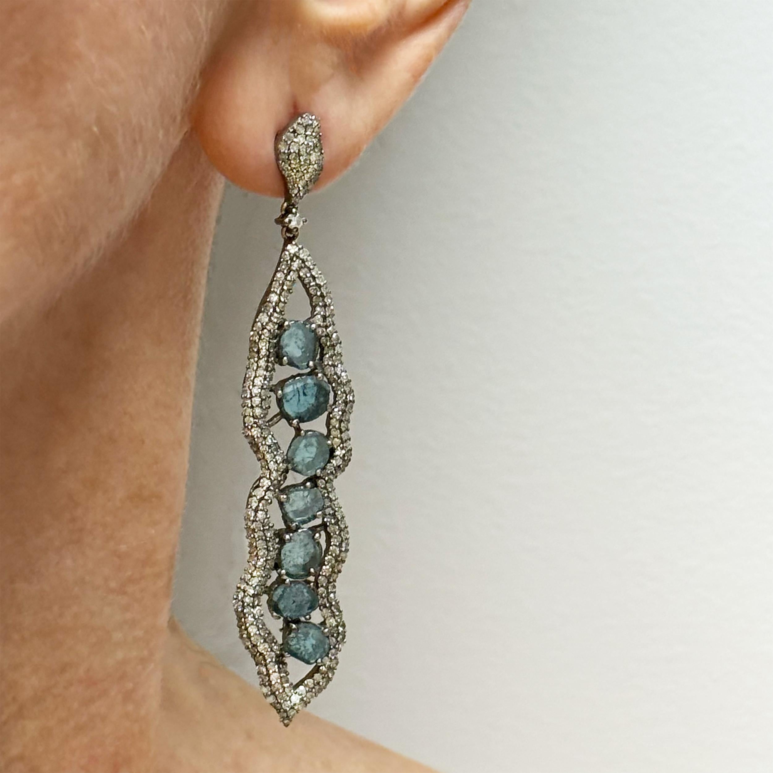 Donna Orecchini con fette di diamante blu e pavé di diamanti in vendita