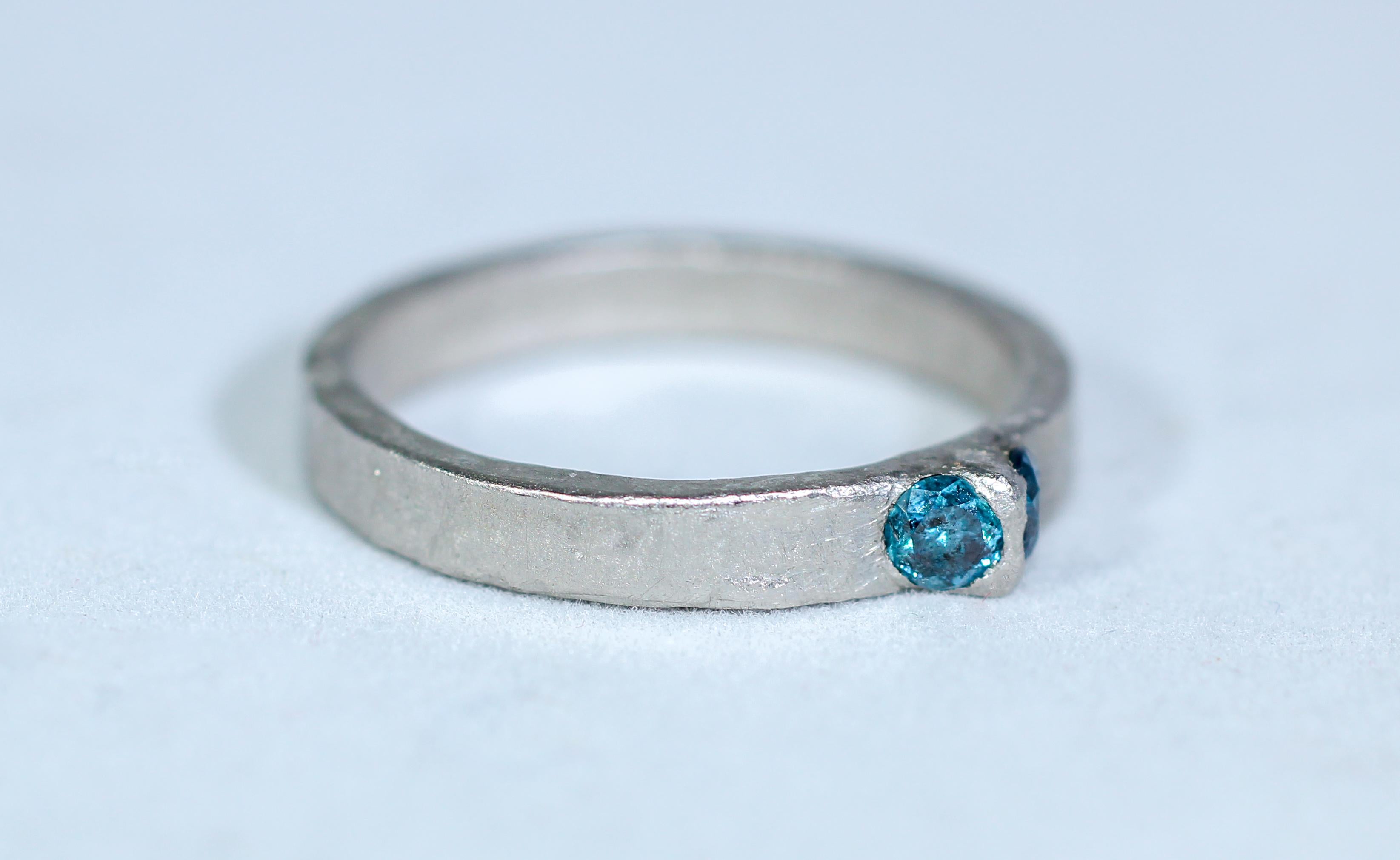 Contemporain Bague en platine sertie de diamants bleus Bague artisanale Cadeau pour Homme Femme Maman en vente
