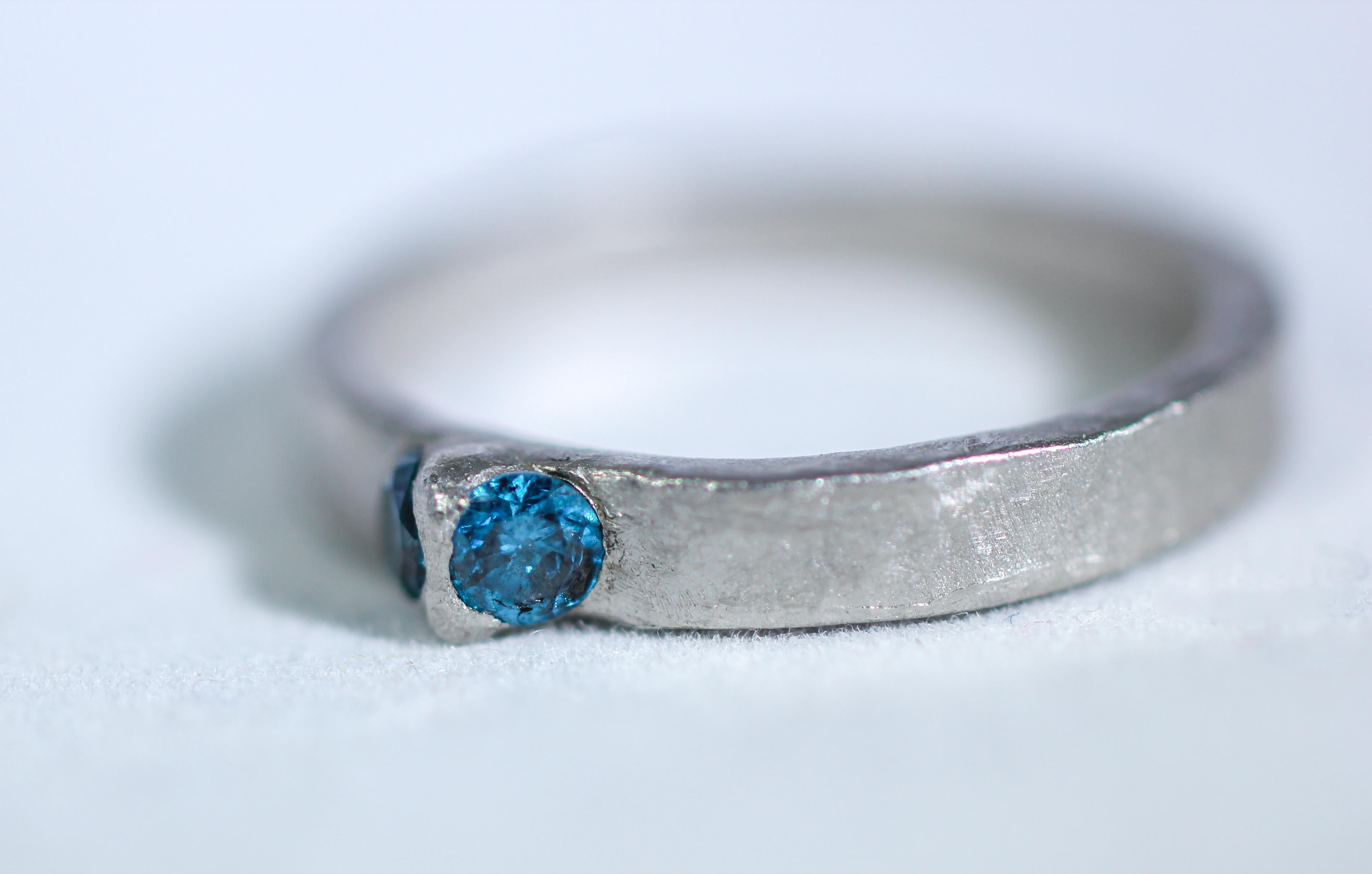 Bague en platine sertie de diamants bleus Bague artisanale Cadeau pour Homme Femme Maman Unisexe en vente