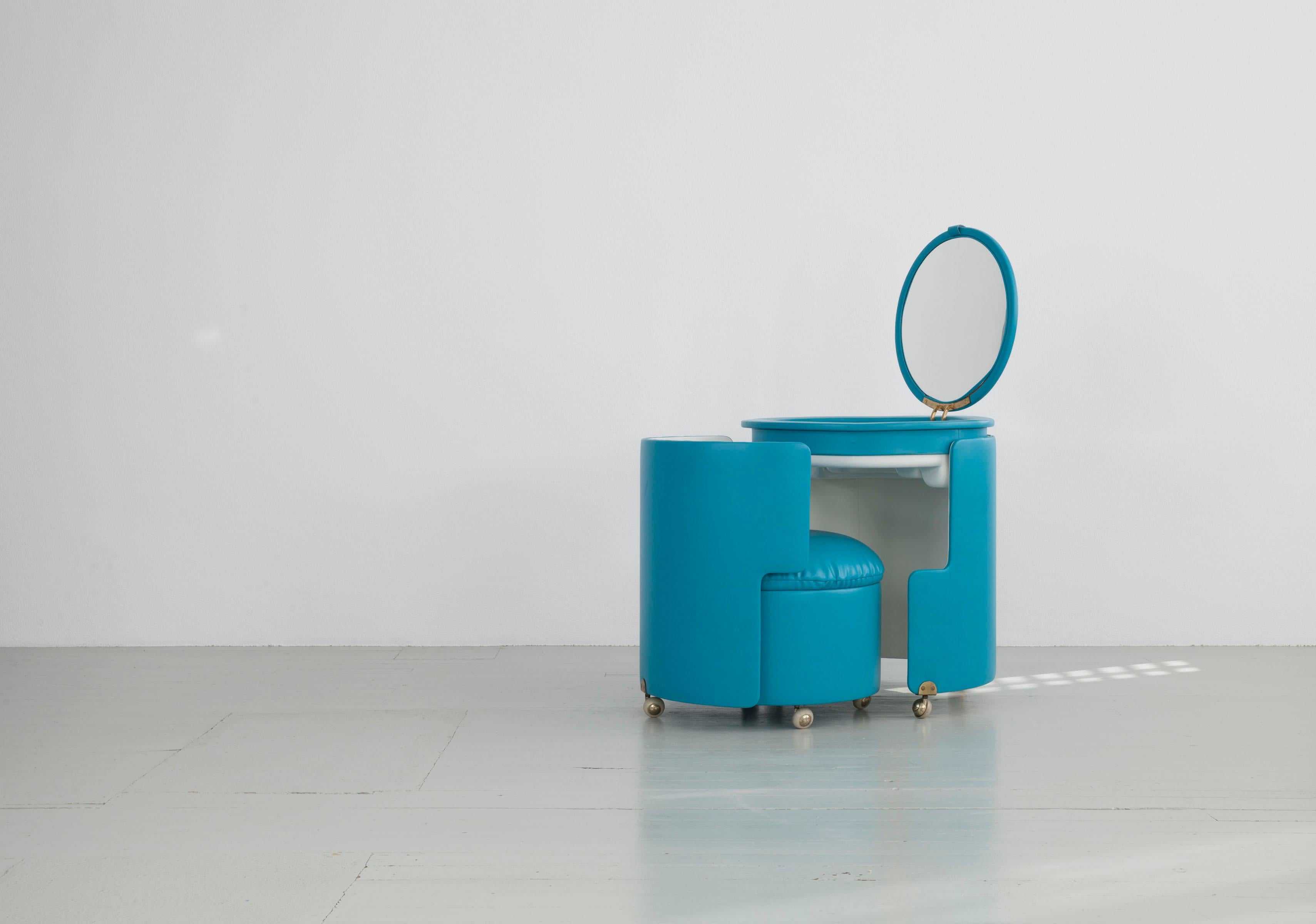 Make-up table with very rare sidetable, designed by the Italian designer Luigi Massoni in 1968. It was made by the Italian company Poltrona Frau. The barrel-shaped body with the integrated armchair is rollable and equipped with a mirror