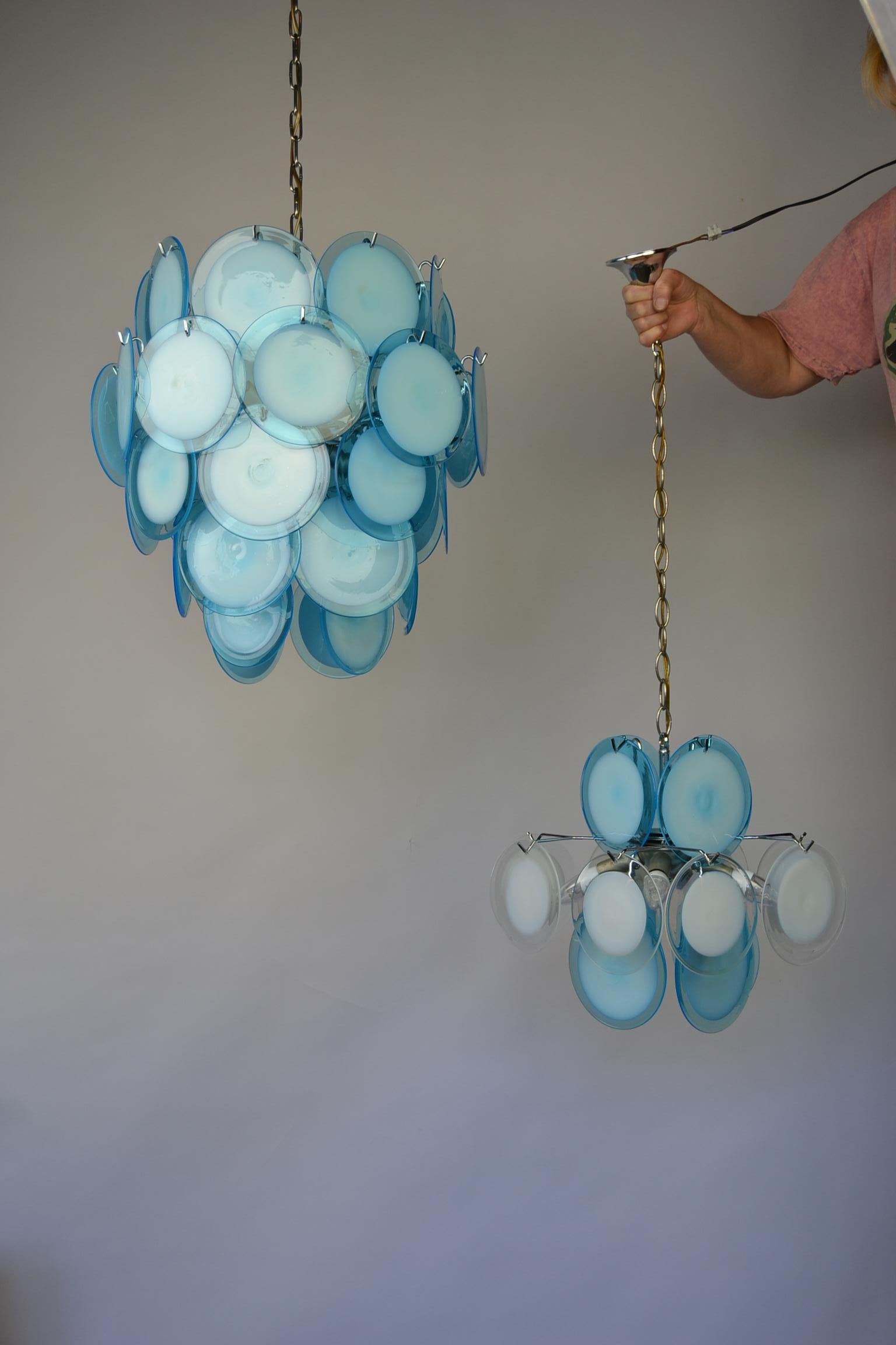Blauer Scheibenlüster aus Muranoglas:: 36 Scheiben:: Mitte 20 8