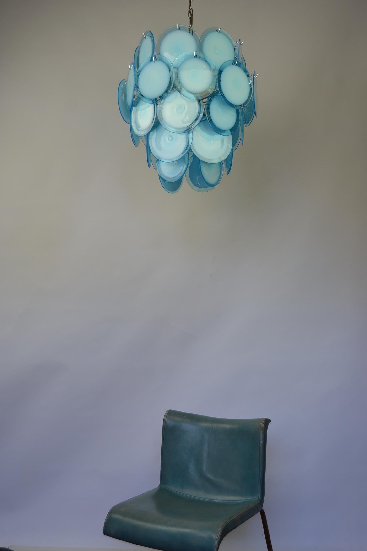 Blauer Scheibenlüster aus Muranoglas:: 36 Scheiben:: Mitte 20 (Moderne der Mitte des Jahrhunderts)