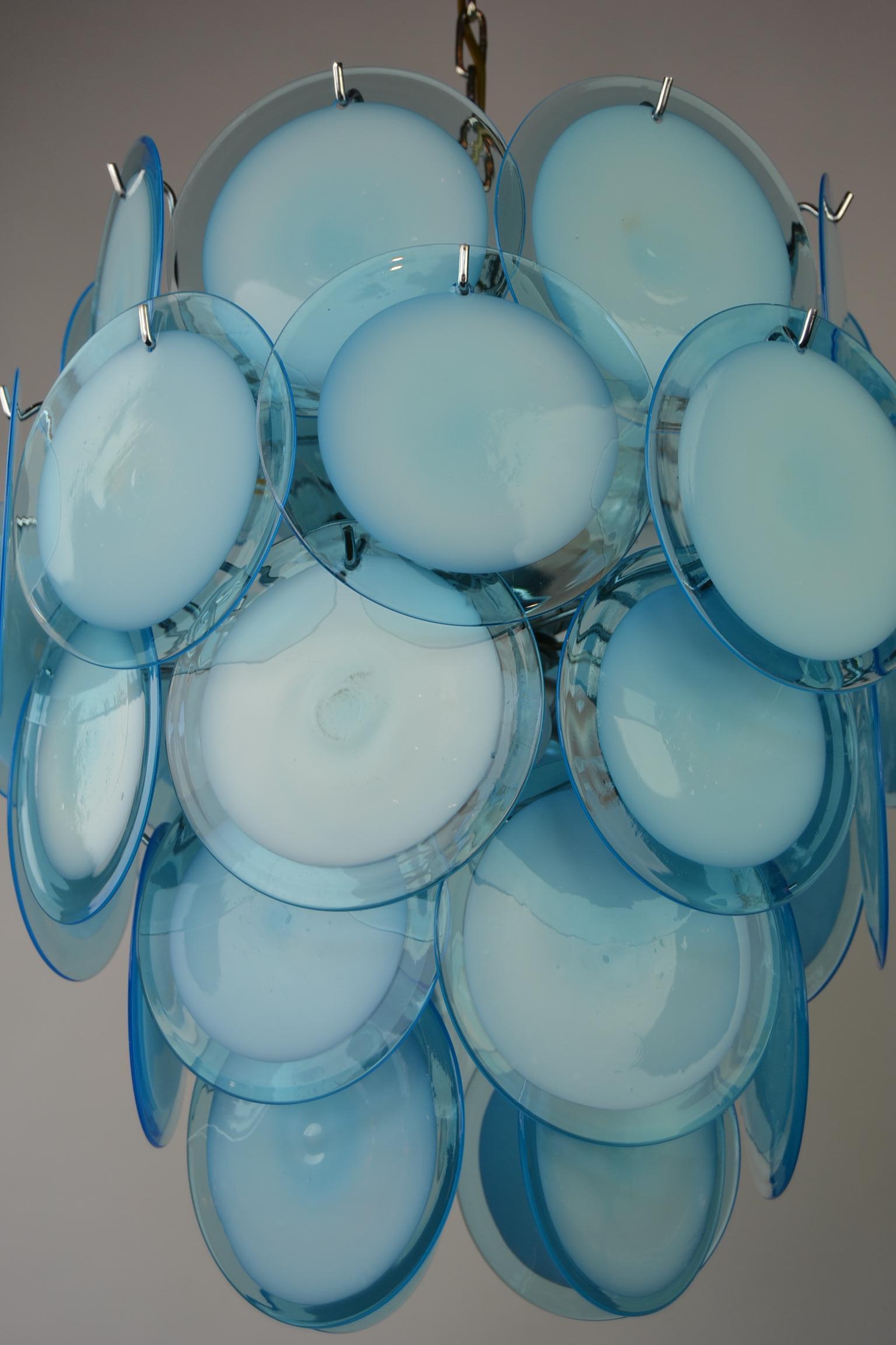 Blauer Scheibenlüster aus Muranoglas:: 36 Scheiben:: Mitte 20 (Italienisch)