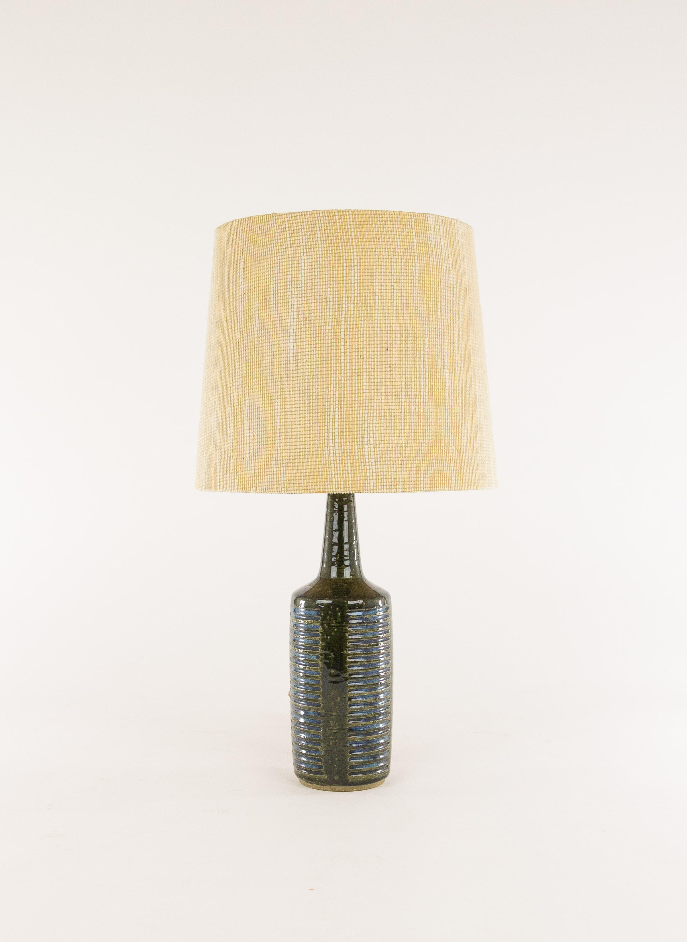 Danish chamotte (texture clay) table lamp with impressed decoration by Annelise and Per Linnemann-Schmidt for Palshus, Denmark, 1960s.

Palshus produced a wide range of table lamps, in different patterns, height and colors (various shades of brown,