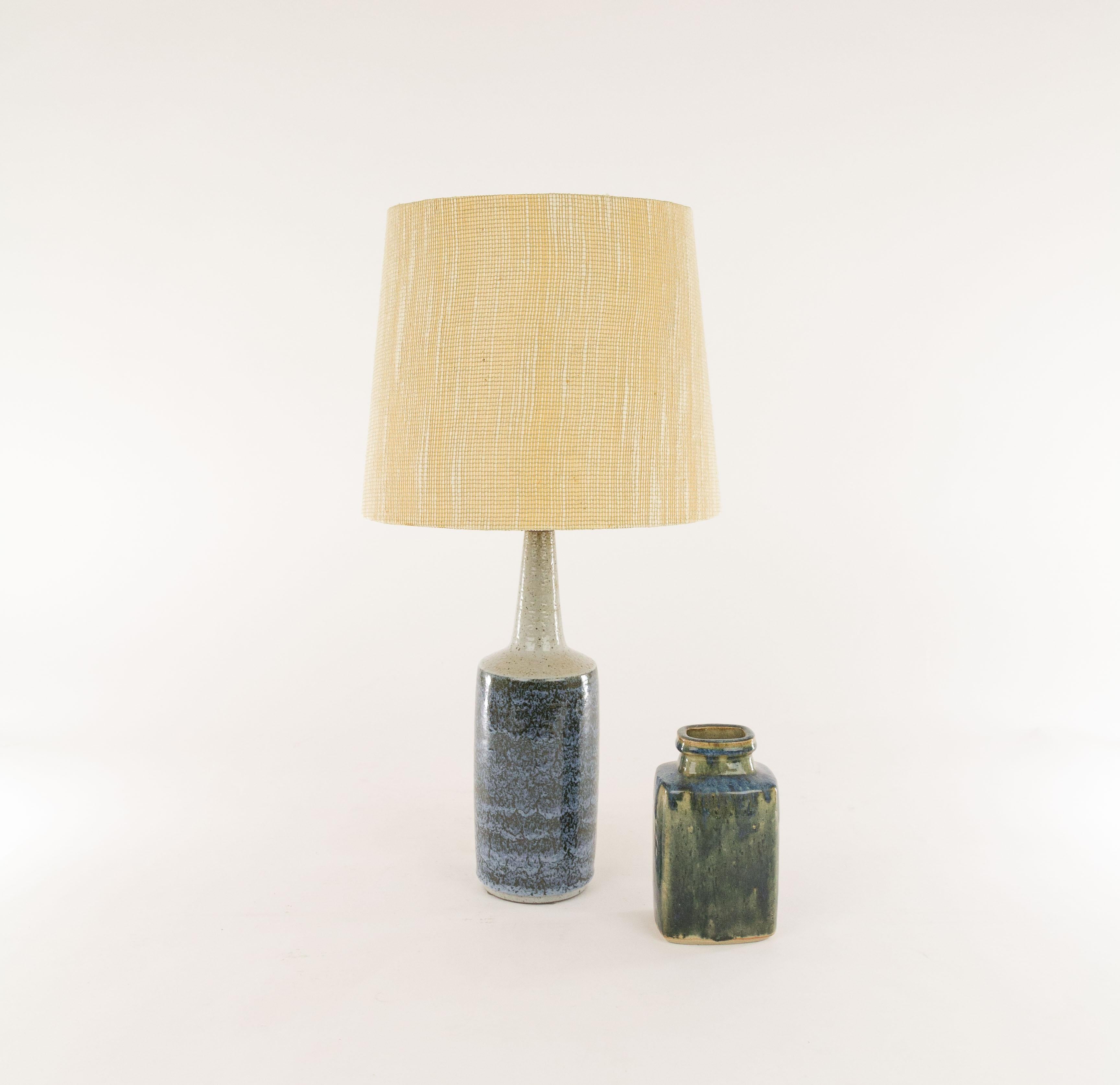 Danish chamotte (texture clay) table lamp with impressed decoration by Annelise and Per Linnemann-Schmidt for Palshus, Denmark, 1960s.

Palshus produced a wide range of table lamps, in different patterns, height and colors (various shades of