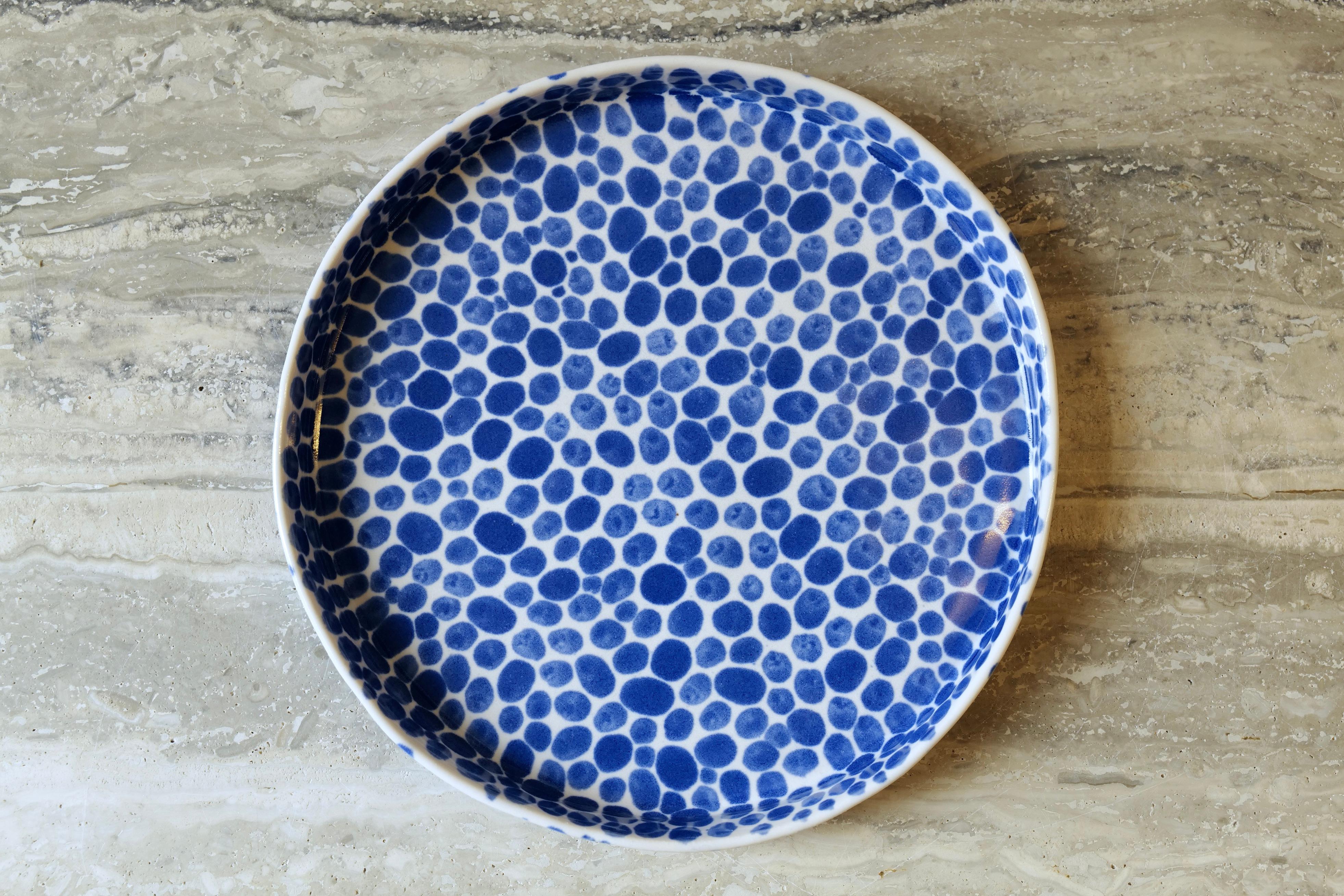 Assiette moyenne en porcelaine à pois bleus de Lana Kova Neuf - En vente à New York City, NY
