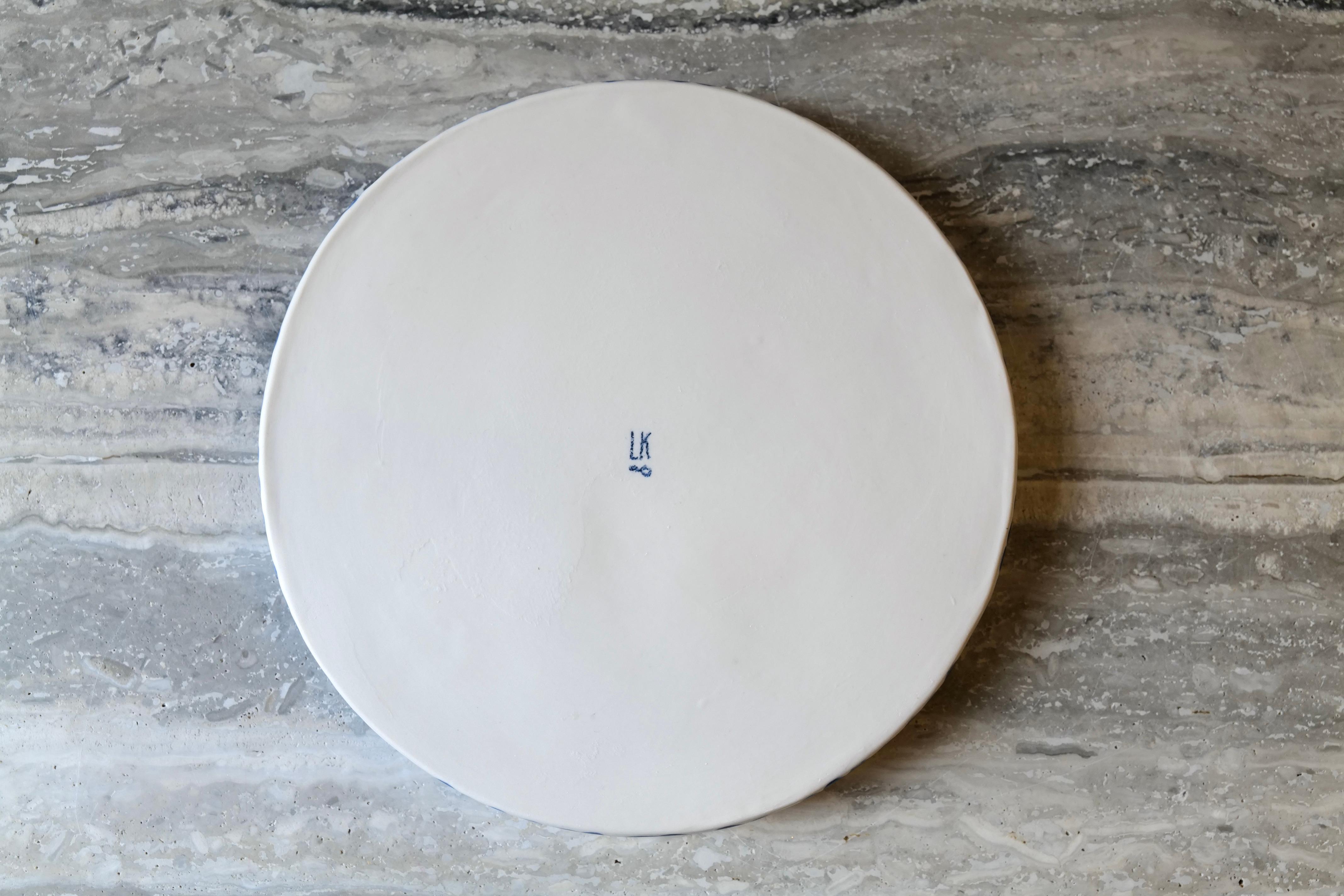 XXIe siècle et contemporain Assiette moyenne en porcelaine à pois bleus de Lana Kova en vente