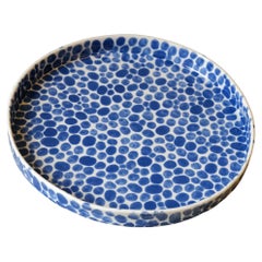 Assiette moyenne en porcelaine à pois bleus de Lana Kova