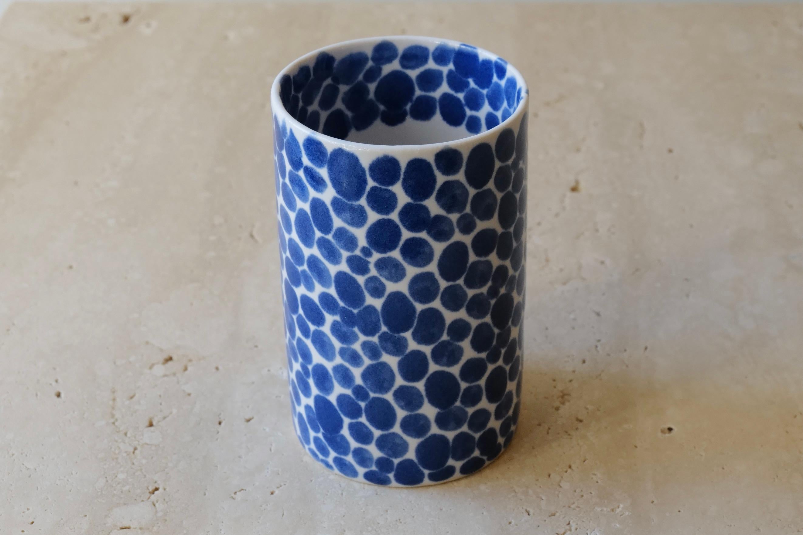 Minimaliste Grande tasse en porcelaine à pois bleus de Lana Kova  en vente