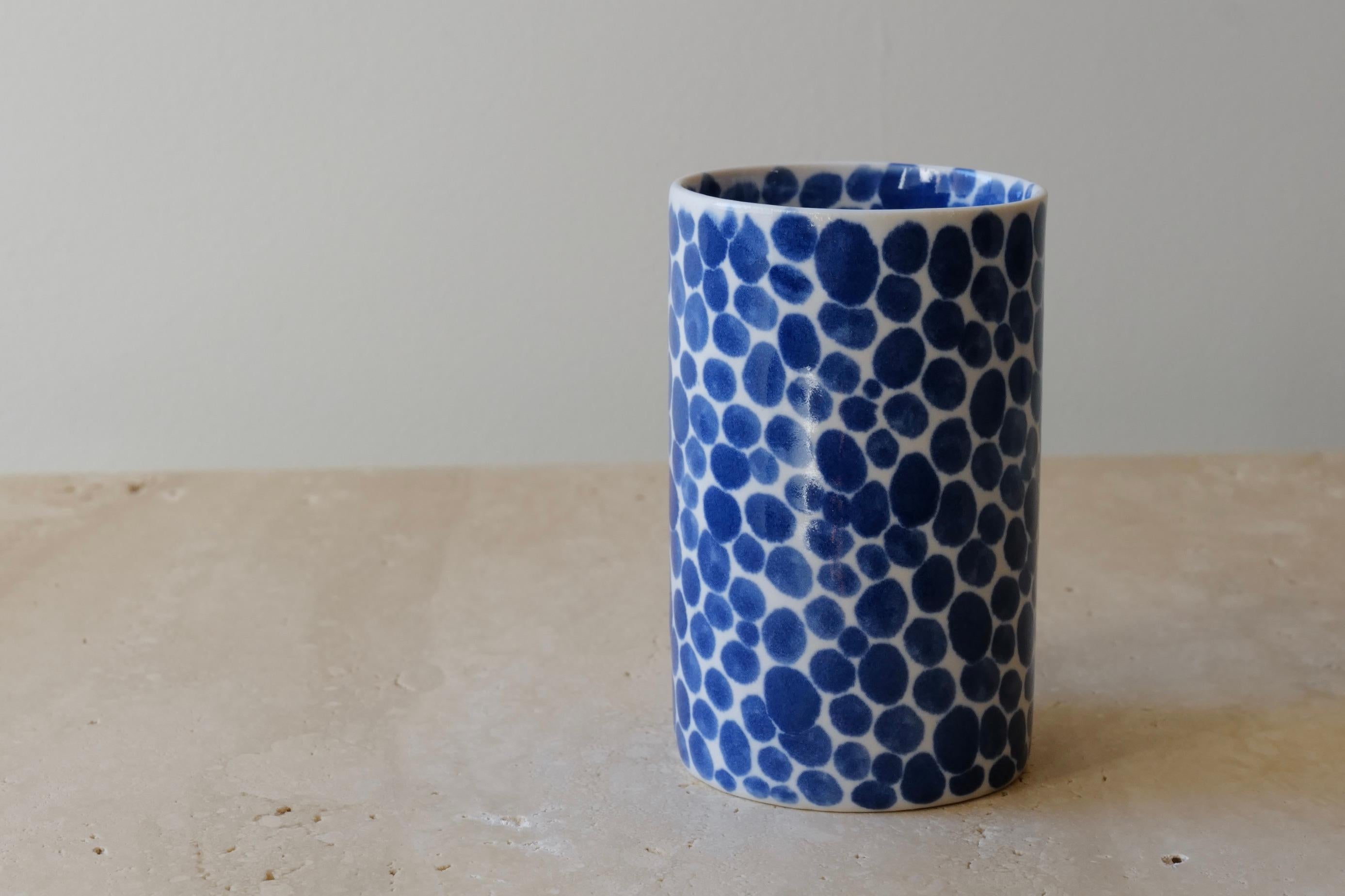Moulage Grande tasse en porcelaine à pois bleus de Lana Kova  en vente