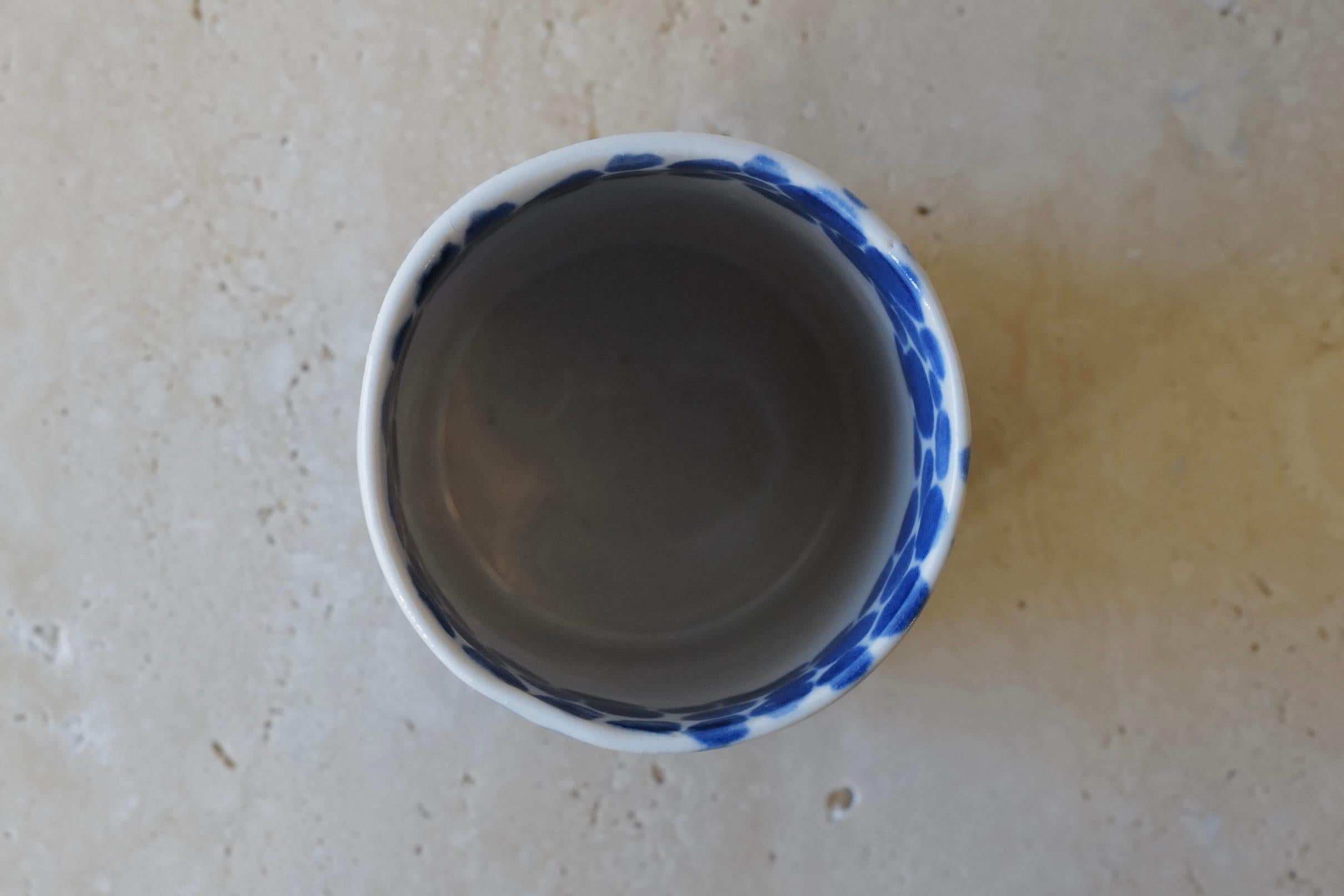 Grande tasse en porcelaine à pois bleus de Lana Kova  Neuf - En vente à New York City, NY