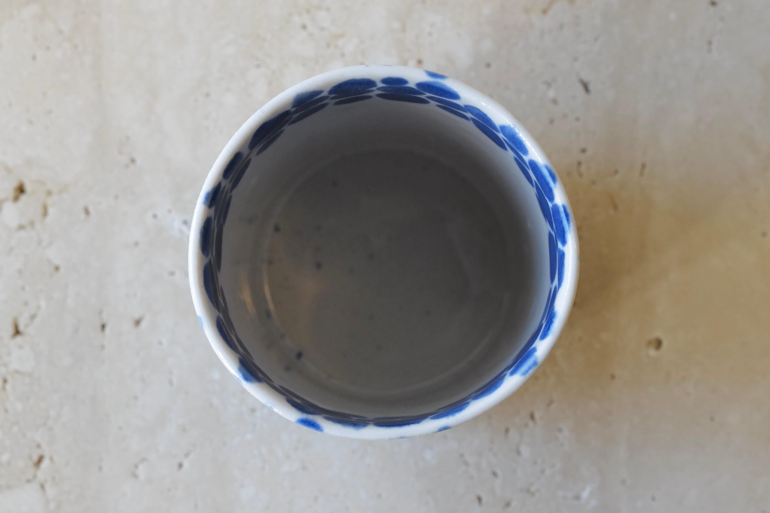 Grande tasse en porcelaine à pois bleus de Lana Kova  Neuf - En vente à New York City, NY